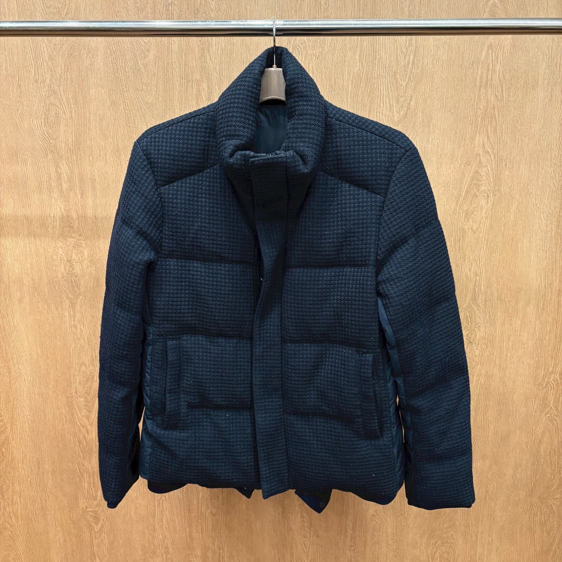 솔리드옴므 패딩 점퍼 하운드투스 텍스처 탈부착 이너 리브 디테일 블랙 상품이미지2