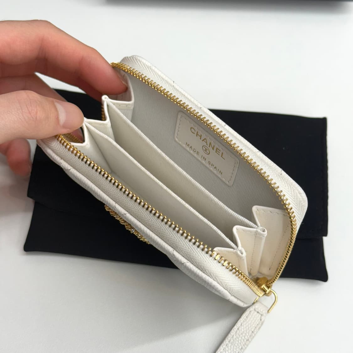 [26년/ 백화점] 샤넬 클래식 CC 로고 캐비어 지퍼돌이 지갑 화이트 상품이미지10