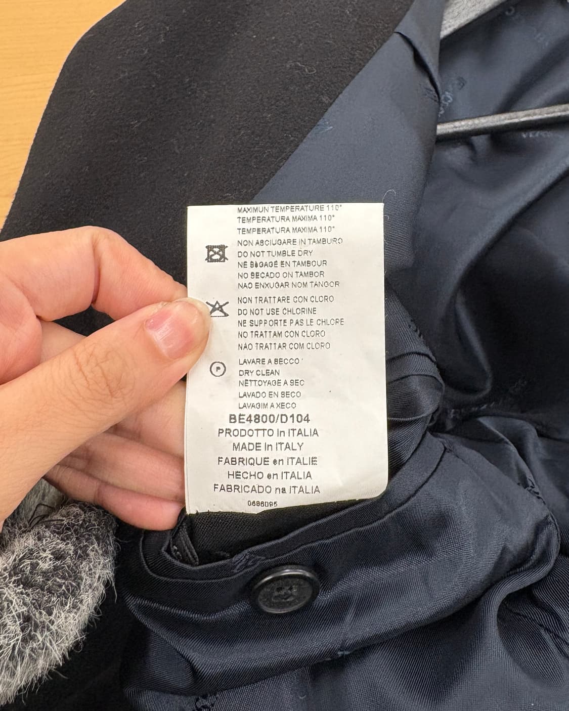 베르사체 클래식 블랙 히든버튼 폴리 코트 상품이미지9