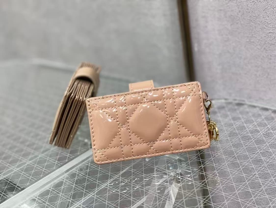 디올 레이디 5-포켓 카드 홀더 페이턴트 까나쥬 카프스킨 페일 옐로우 상품이미지1