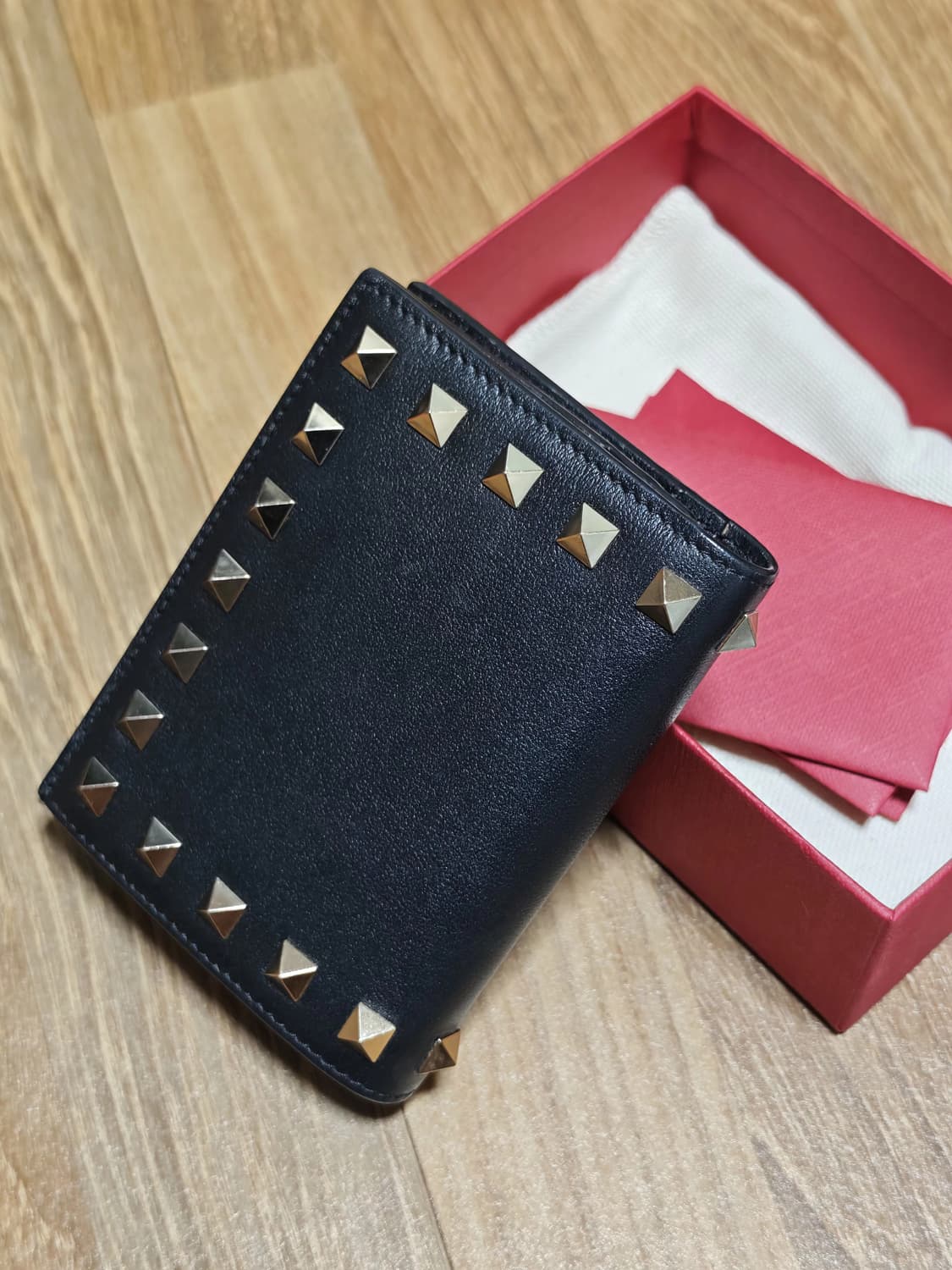 발렌티노 락스터드 반지갑 블랙 판매합니다! 상품이미지4