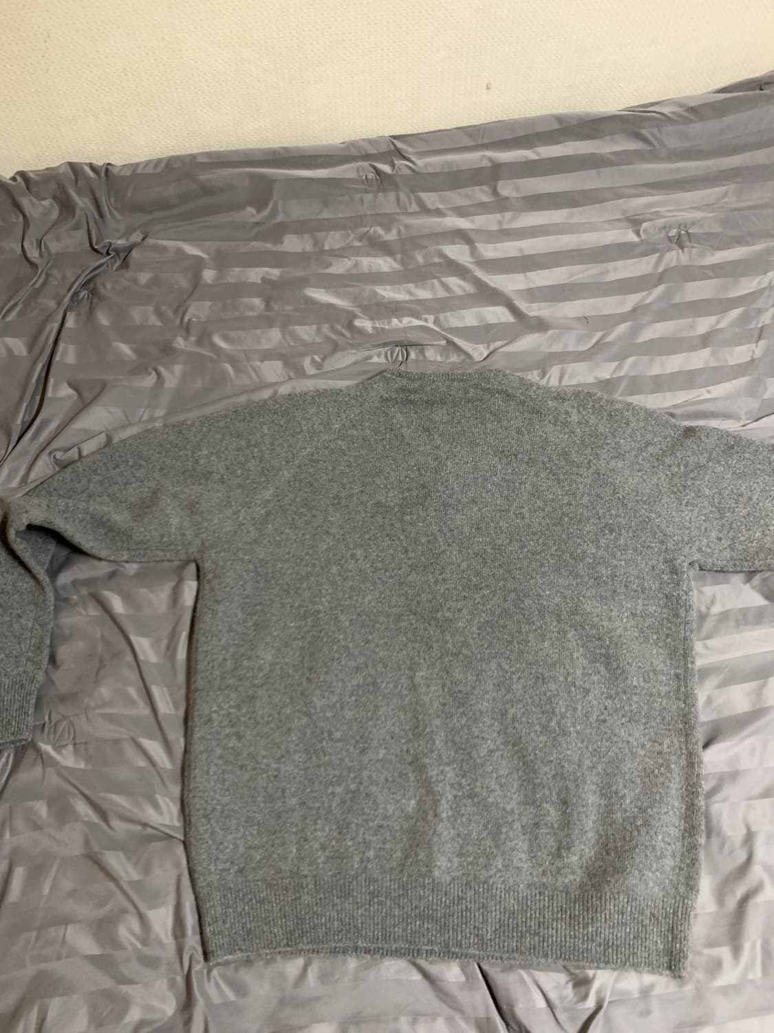 아모멘토 라쿤 브이넥 니트 상품이미지3