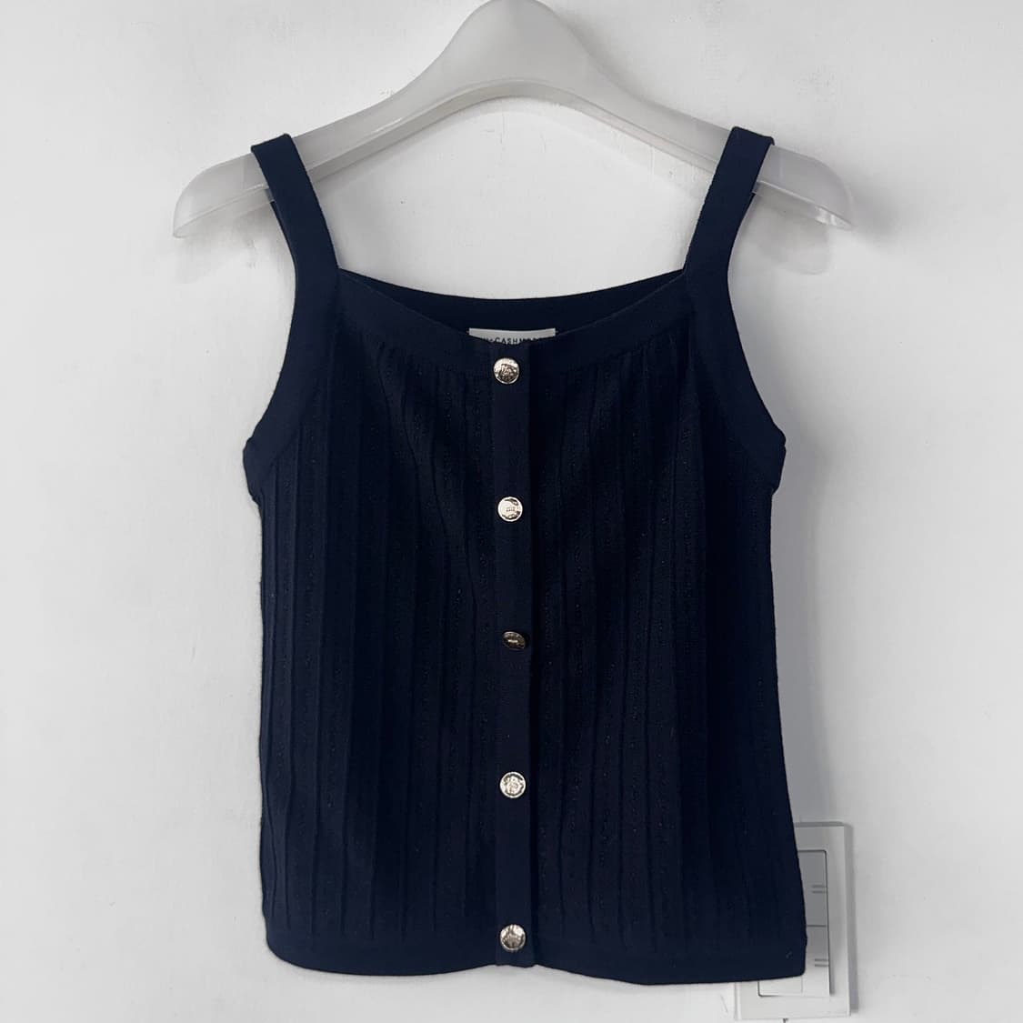 더캐시미어 25 버튼 슬리브리스 니트 탑 상품이미지3