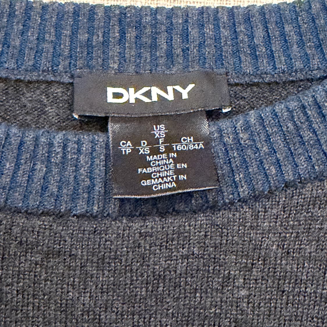 DKNY 메리노울 실크 캐시미어 블렌드 배색 크롭 니트 다크그레이 상품이미지2