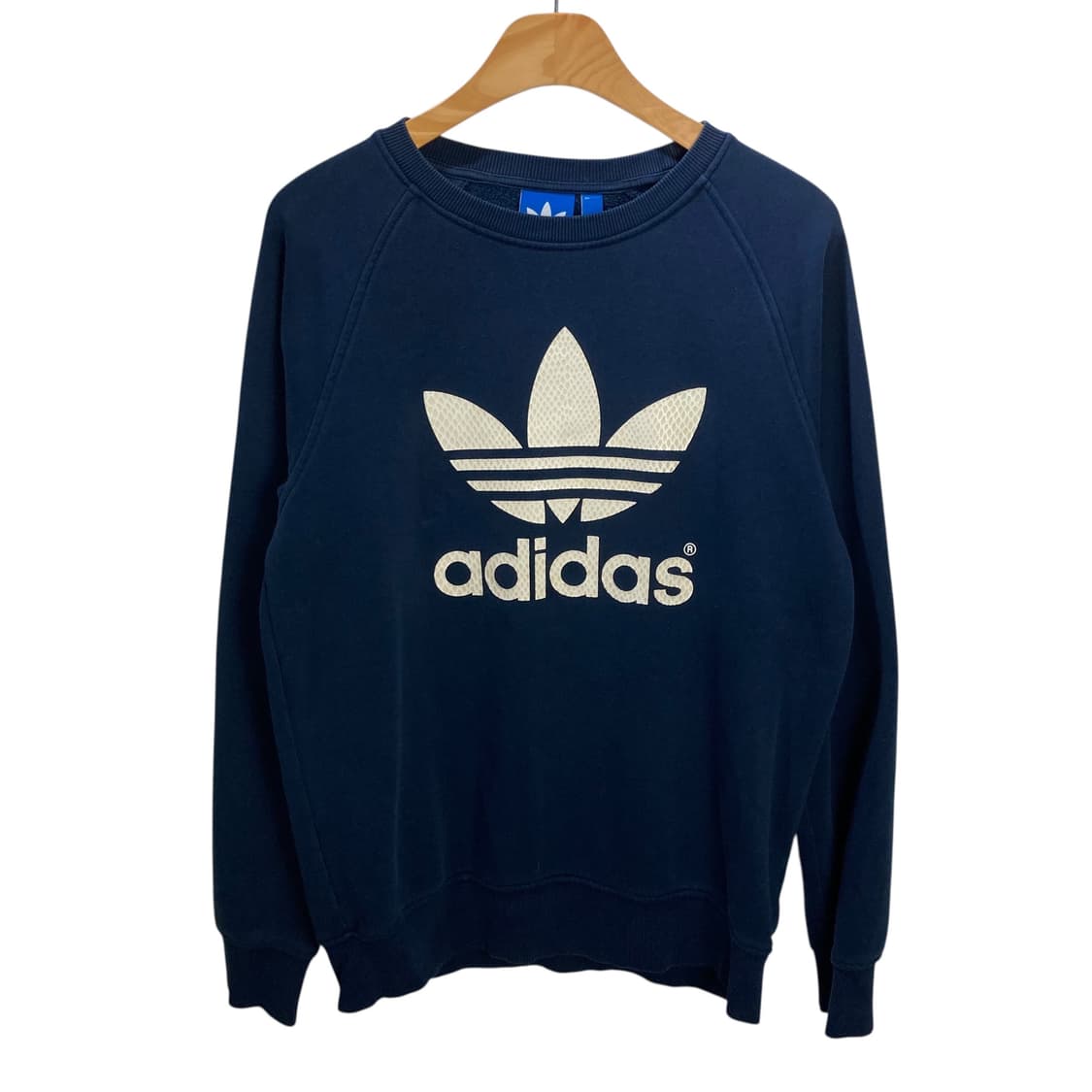 아디다스 빅로고 네이비 맨투맨 상품이미지2