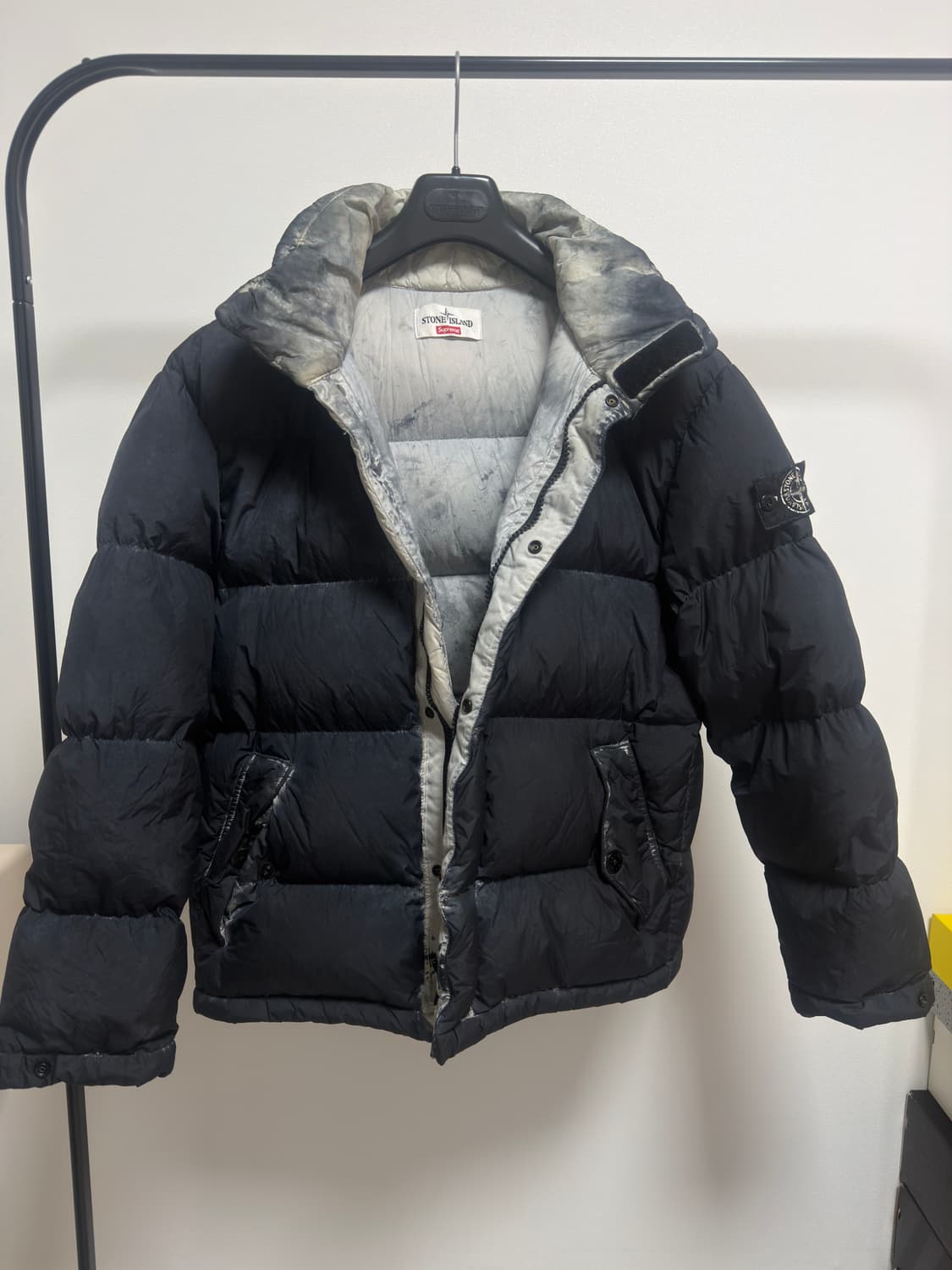 [국문택, 실측L] 스톤아일랜드 크링클랩스 페인티드 카모 패딩 블랙 상품이미지1