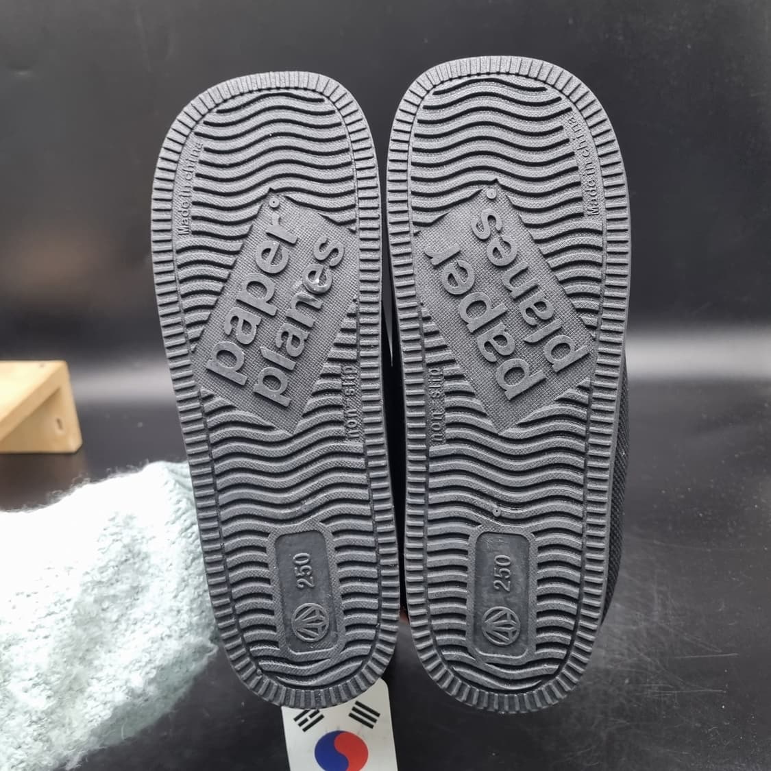 새상품 페이퍼플레인 패딩 슬립온250 상품이미지3