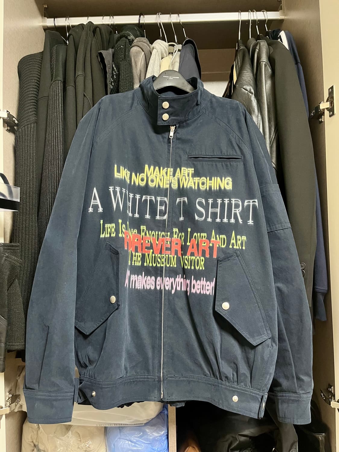 더뮤지엄비지터 LETTERING PRINTED COTTON BLOUSON 상품이미지2