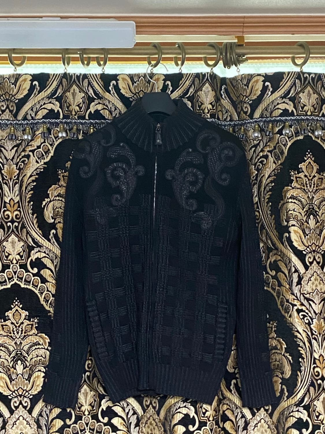 [정품] 베르사체 블랙 자카드 한정판 니트 집업 (Size 48) 상품이미지1