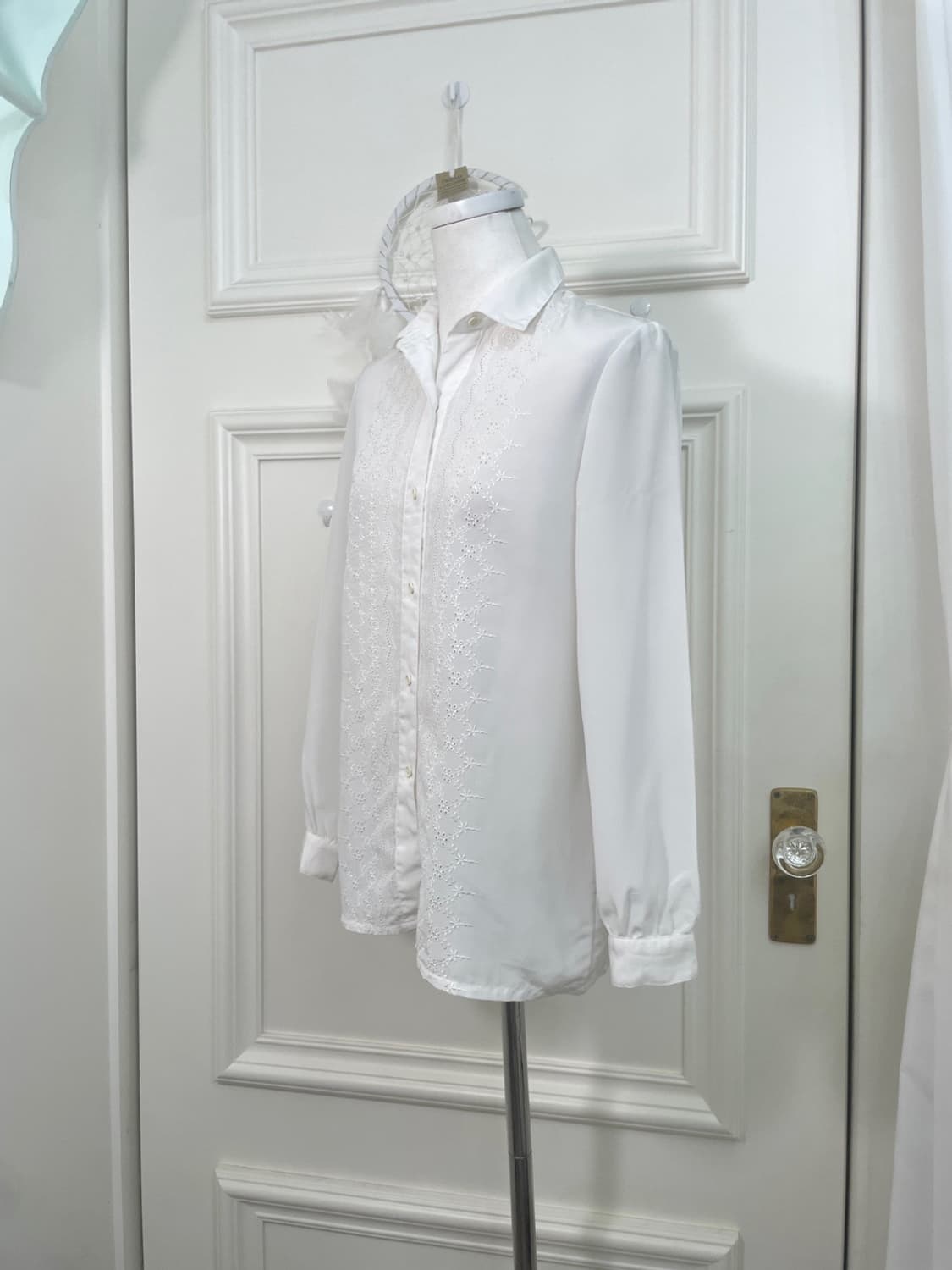 white flower embroidery collar blouse 상품이미지2