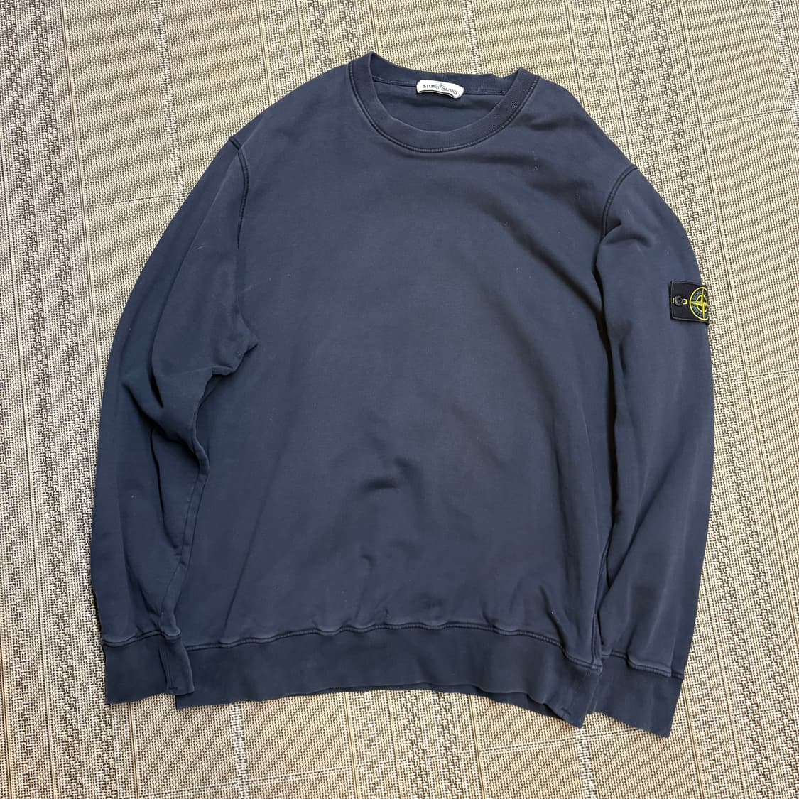 스톤아일랜드 페이딩 다크 네이비 스웻셔츠 상품이미지1