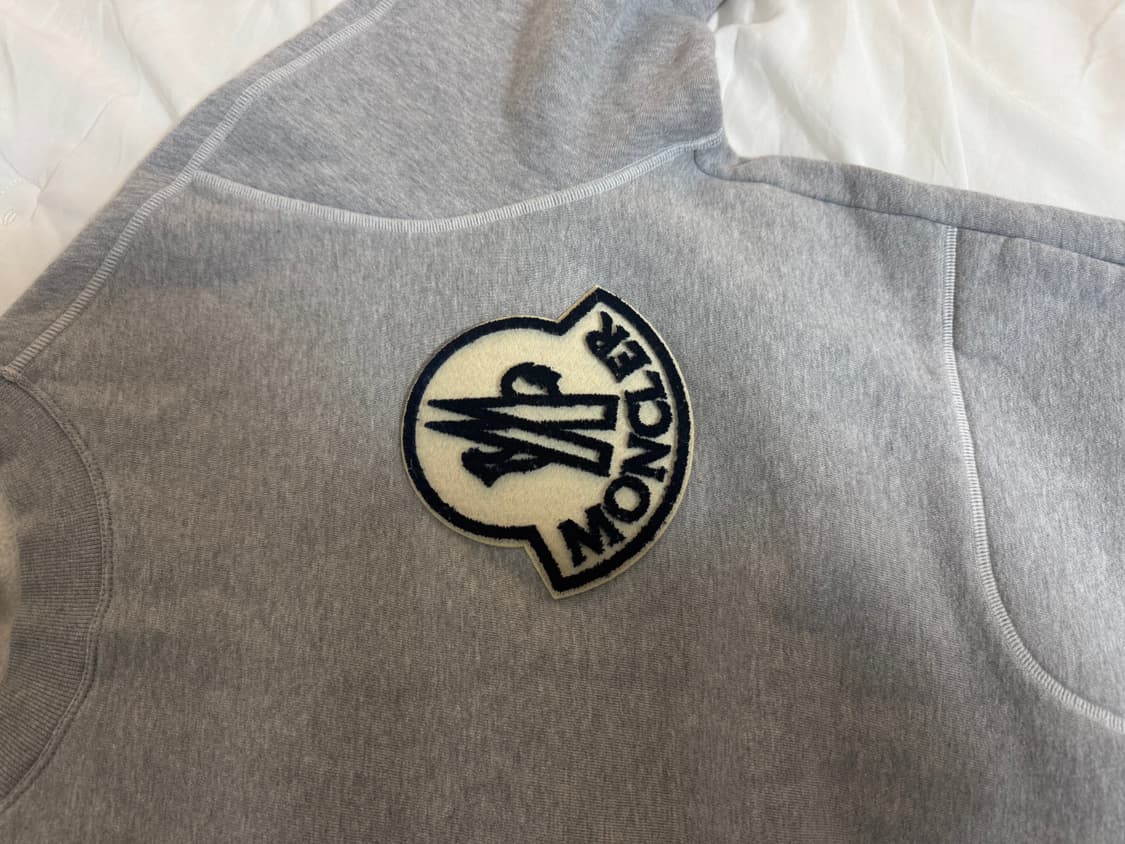 몽클레어 빅로고 스티치 맨투맨(연그레이) 상품이미지5