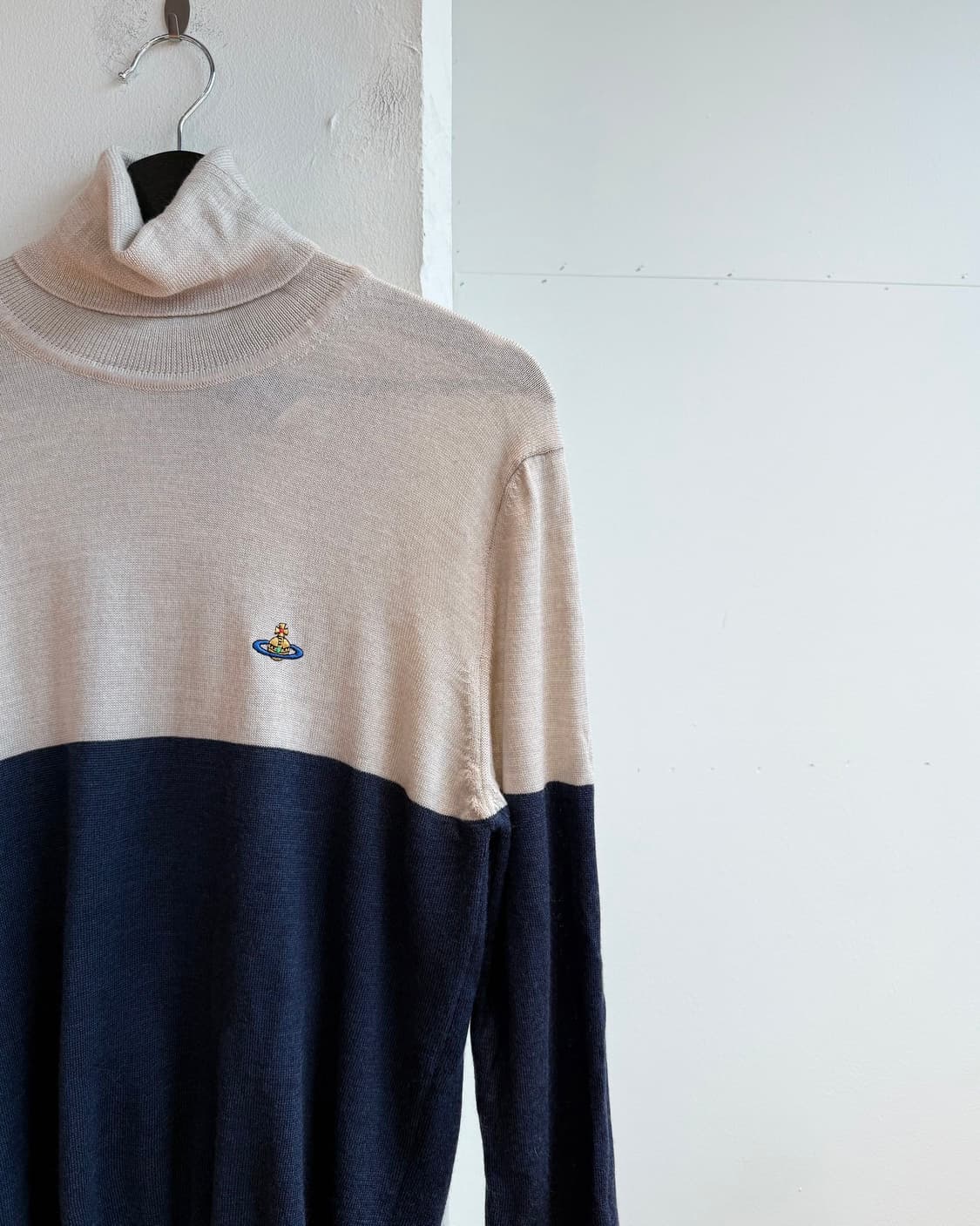 비비안웨스트우드 네이비 베이지 orb자수 터틀넥 니트  상품이미지5