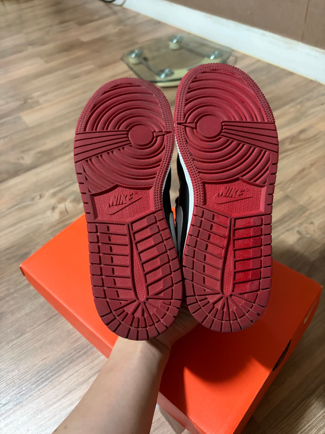 실착용적음] 나이키 에어 조던 1 로우 GS 얼터네이트 브레드 토 230 상품이미지4