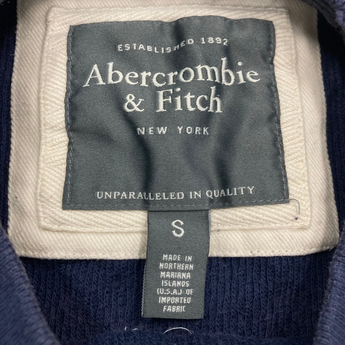 아베크롬비 y2k 네이비 컬러 스펠아웃 롱 슬리브 상품이미지3