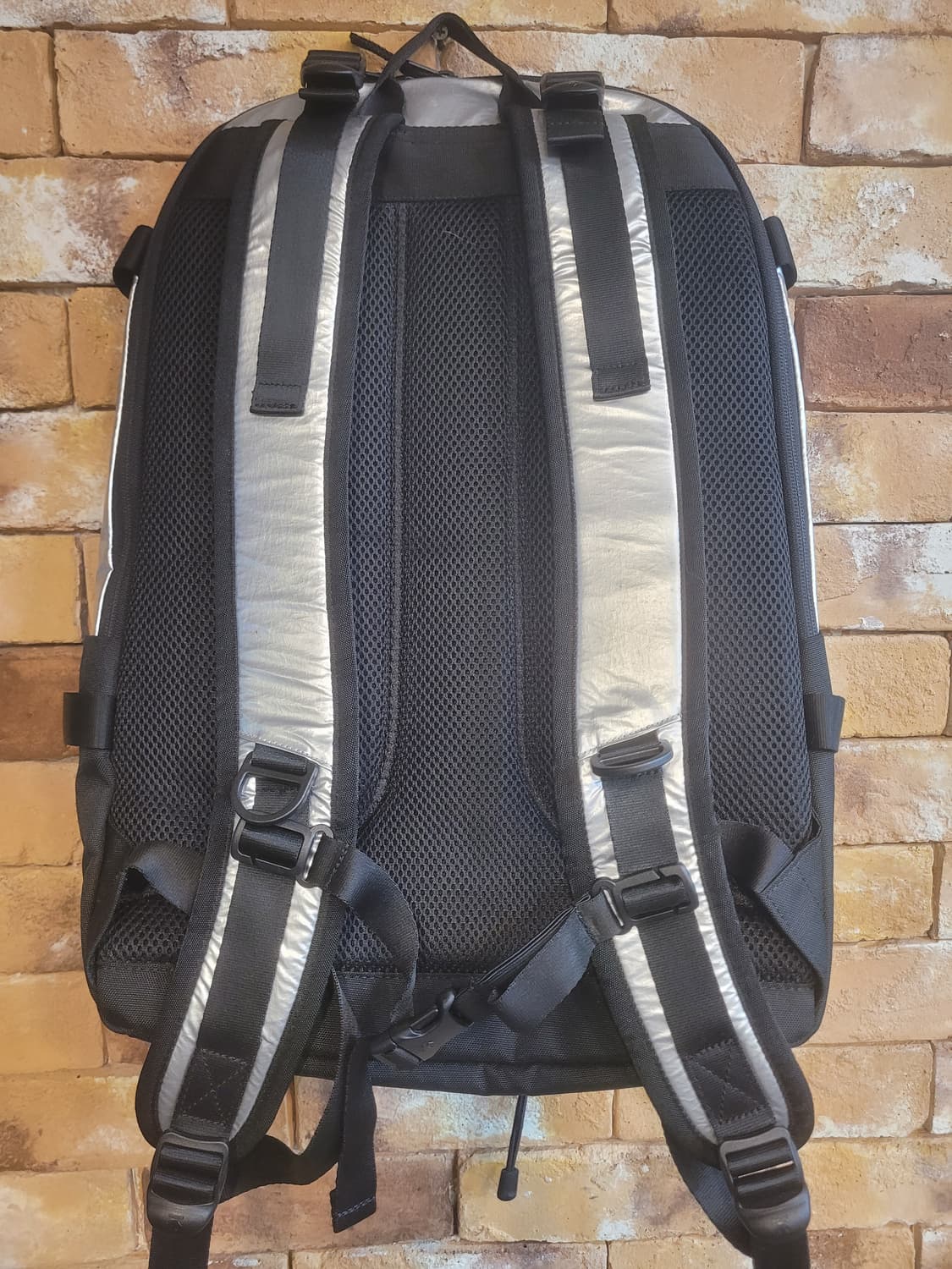 데상트 루프 백팩 실버 상품이미지3