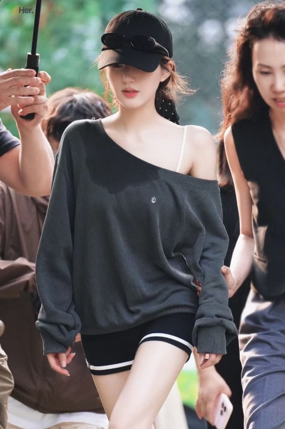 조로사)레터프롬문 에딘 오프숄더 원숄더 맨투맨 스웻셔츠 상품이미지1