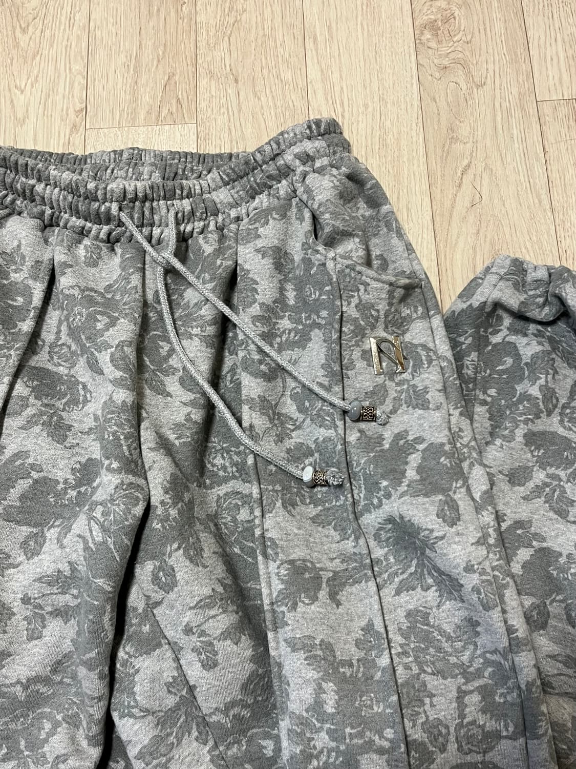 뉴얼린 플라워 엠블럼 팬츠 그레이 팔아용 상품이미지4