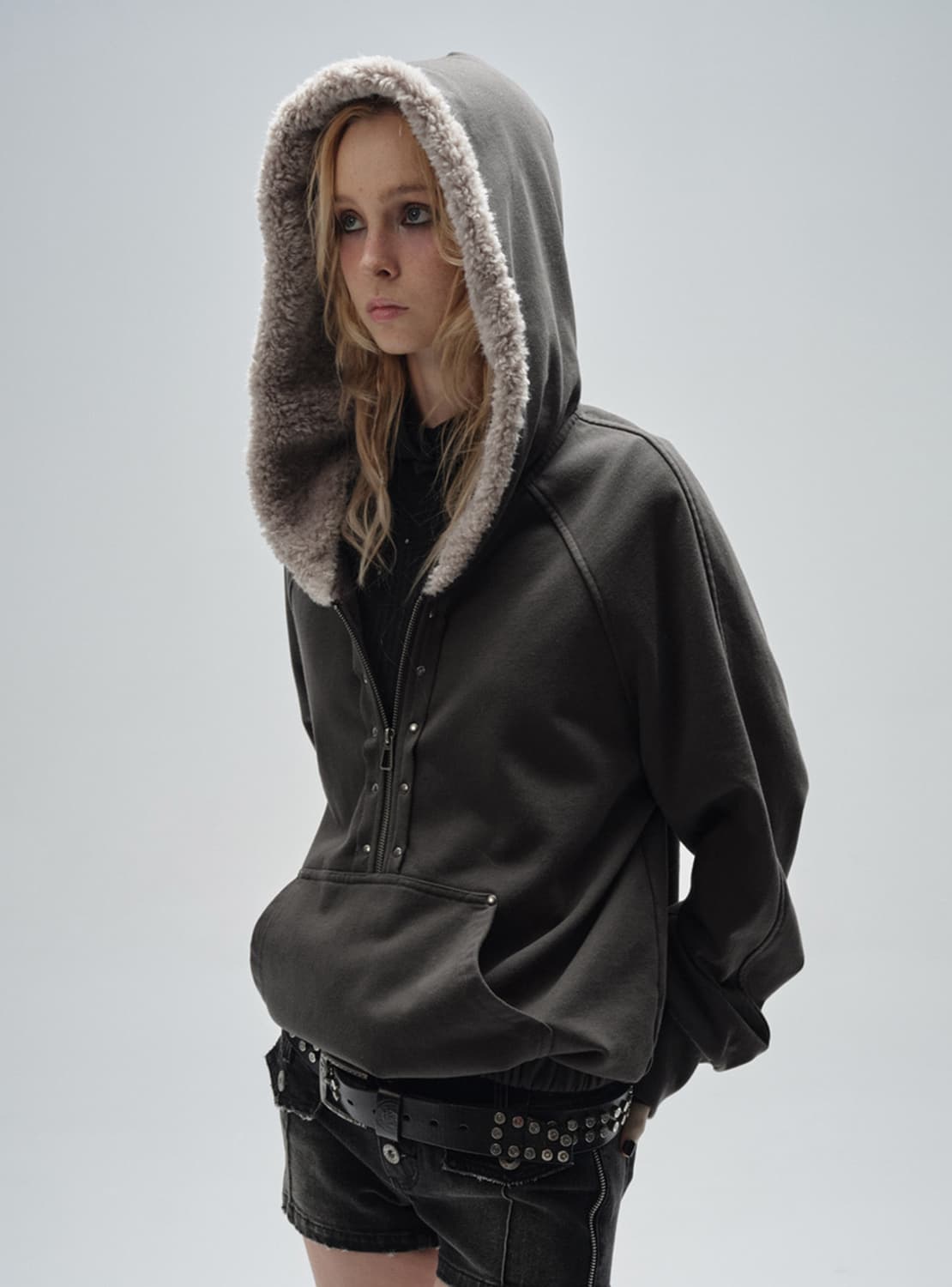 [m] 테스트매커니즘 퍼 하프 후드집업 차콜 상품이미지1