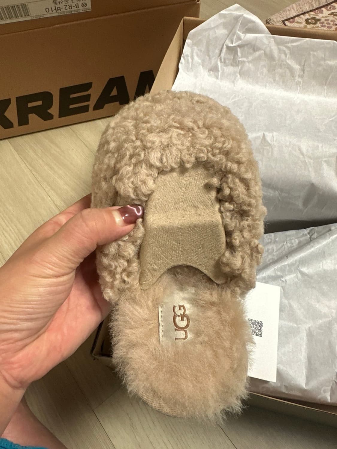 UGG 맥시 컬리 슬라이드 샌들 상품이미지1