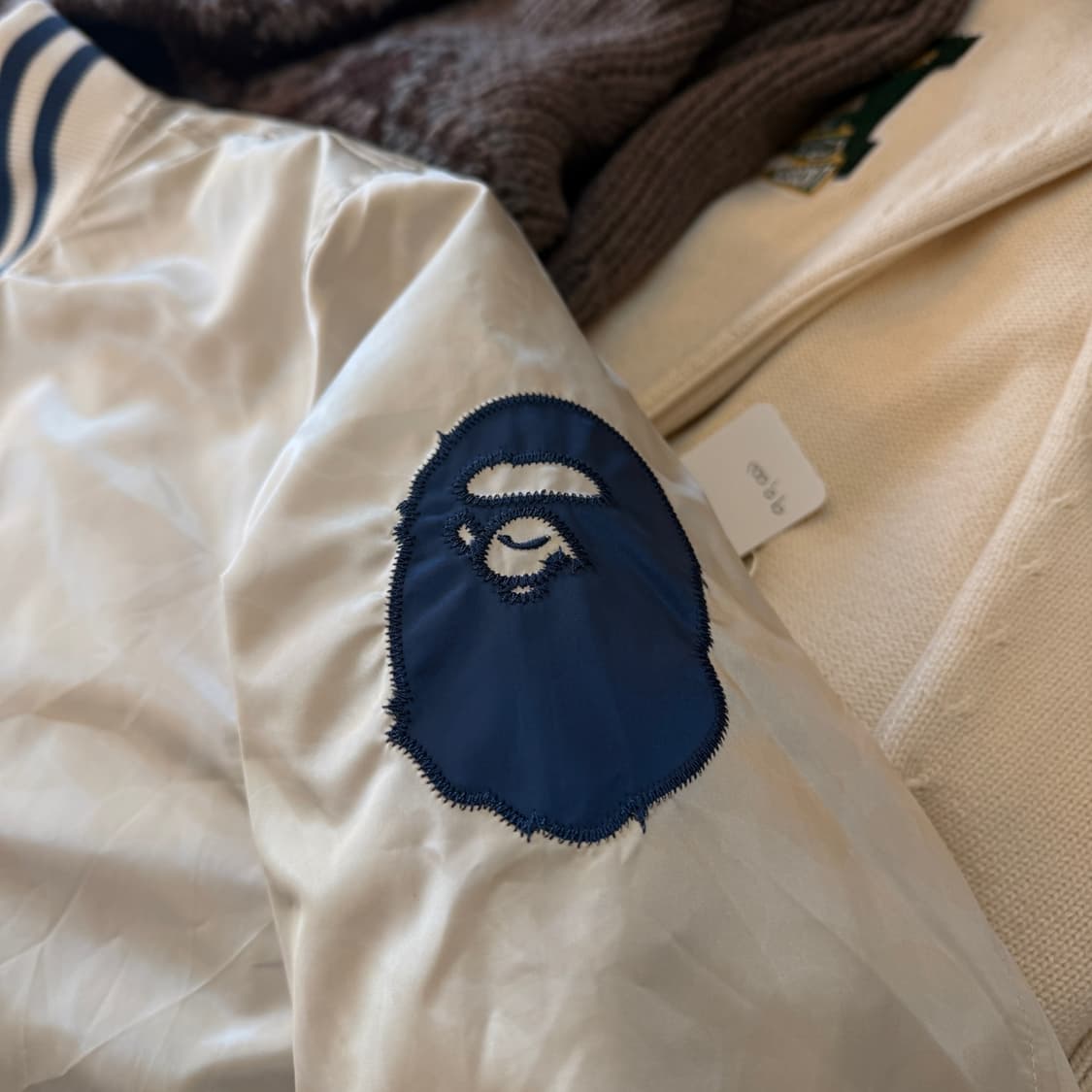 24FW 베이프 솔리드 카모 아이보리 NYC 로고 바시티 자켓 상품이미지4