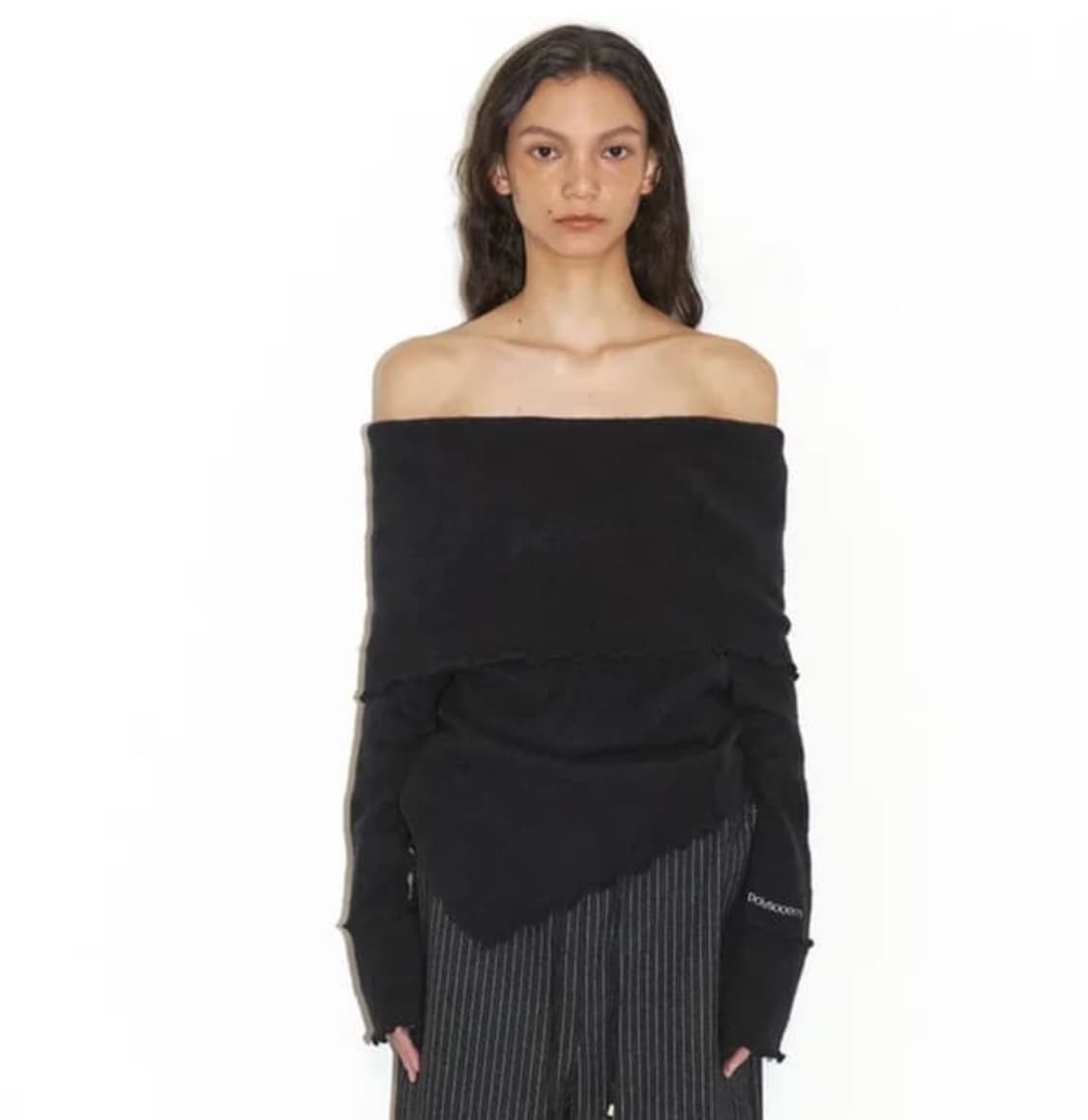 폴리수엠 울 오픈숄더 니트 블랙색상 상품이미지1