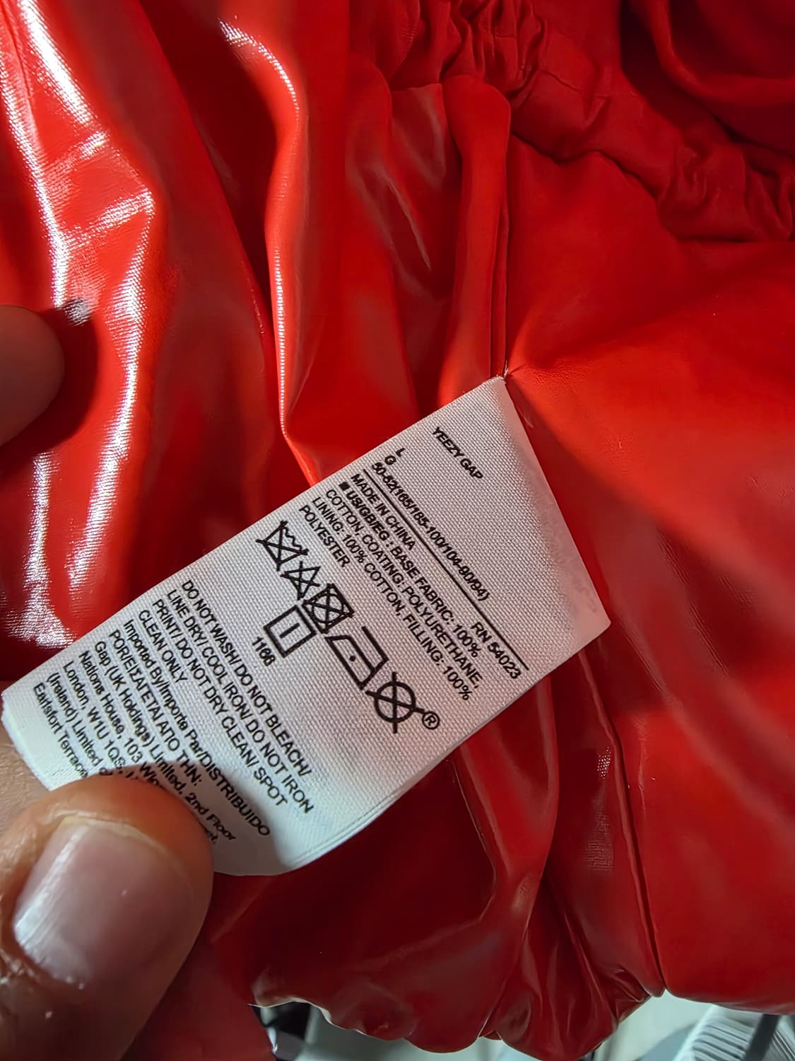 Yeezy gap 레드 유광 패딩 상품이미지4