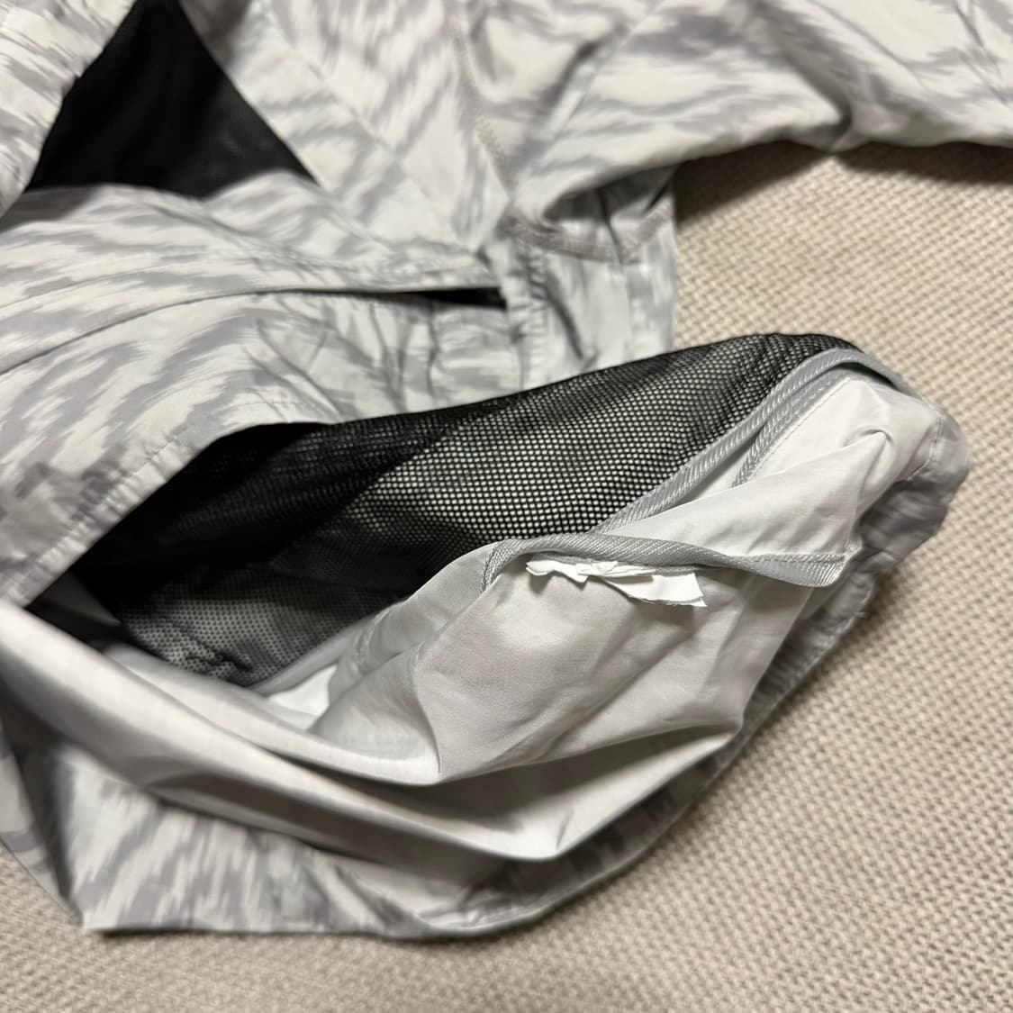 스파이더 화이트 패턴 후드 바람막이 상품이미지4