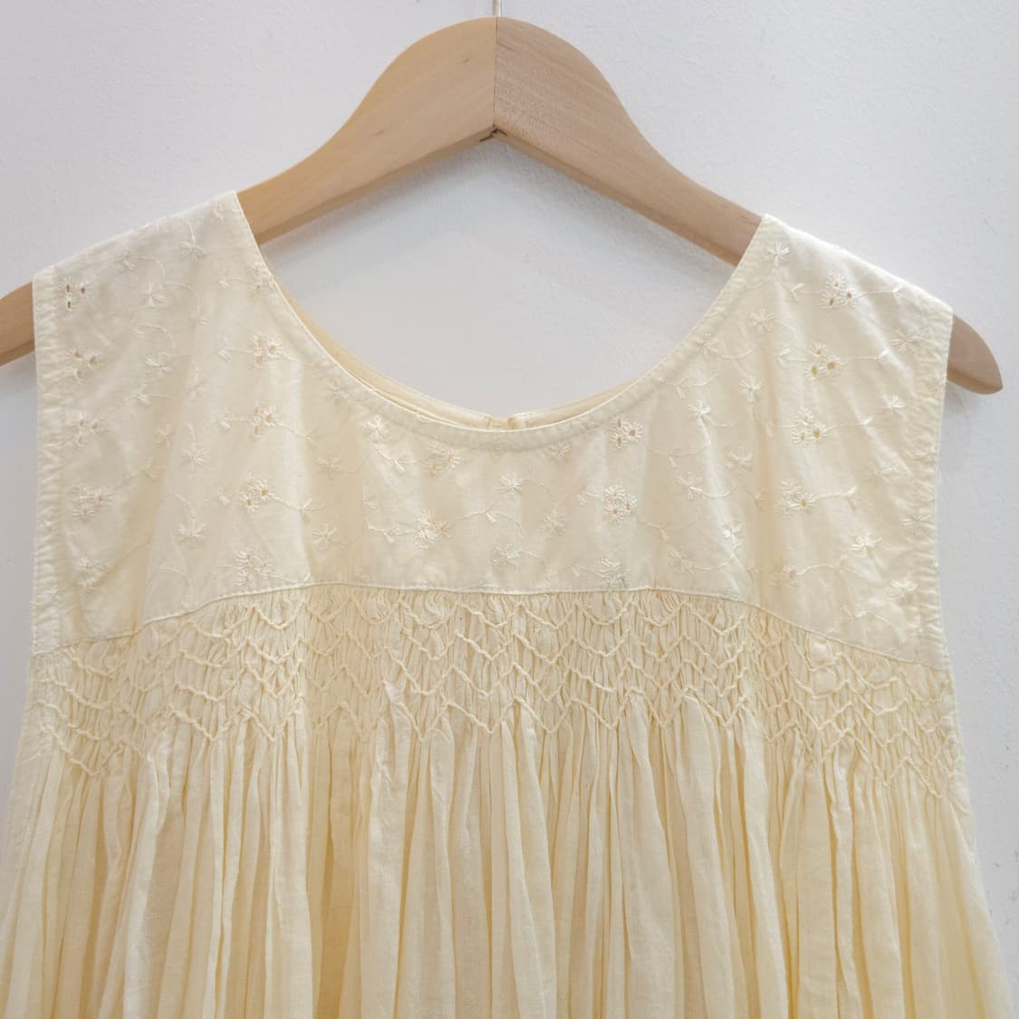 아이보리 레이온 스모크 자수 슬리브리스 블라우스 상품이미지5