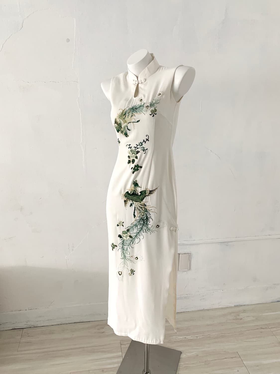 White Oriental Green Embroidery Qipao 상품이미지5