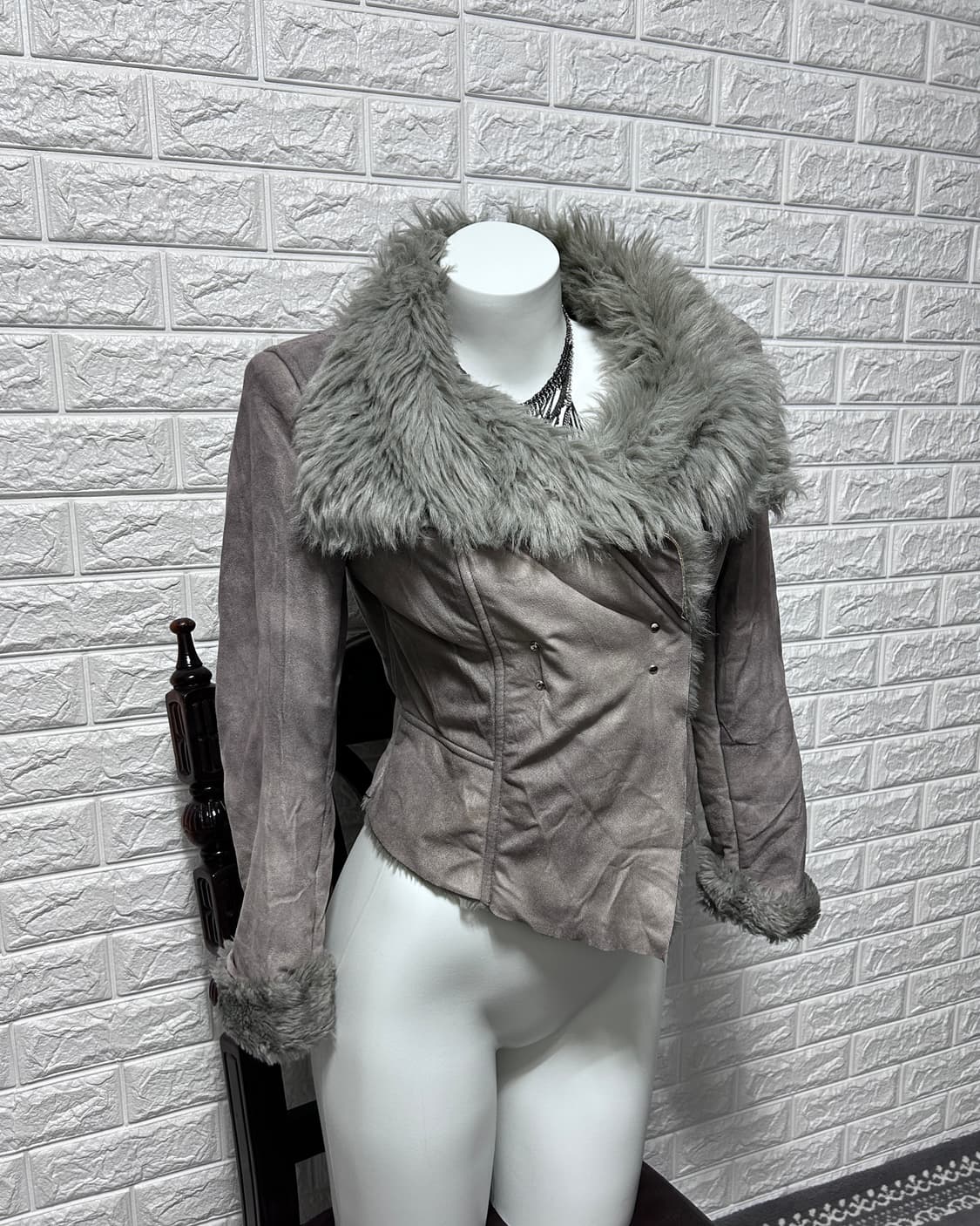 엠포리오 아르마니 비대칭 하이넥 퍼 자켓 상품이미지1