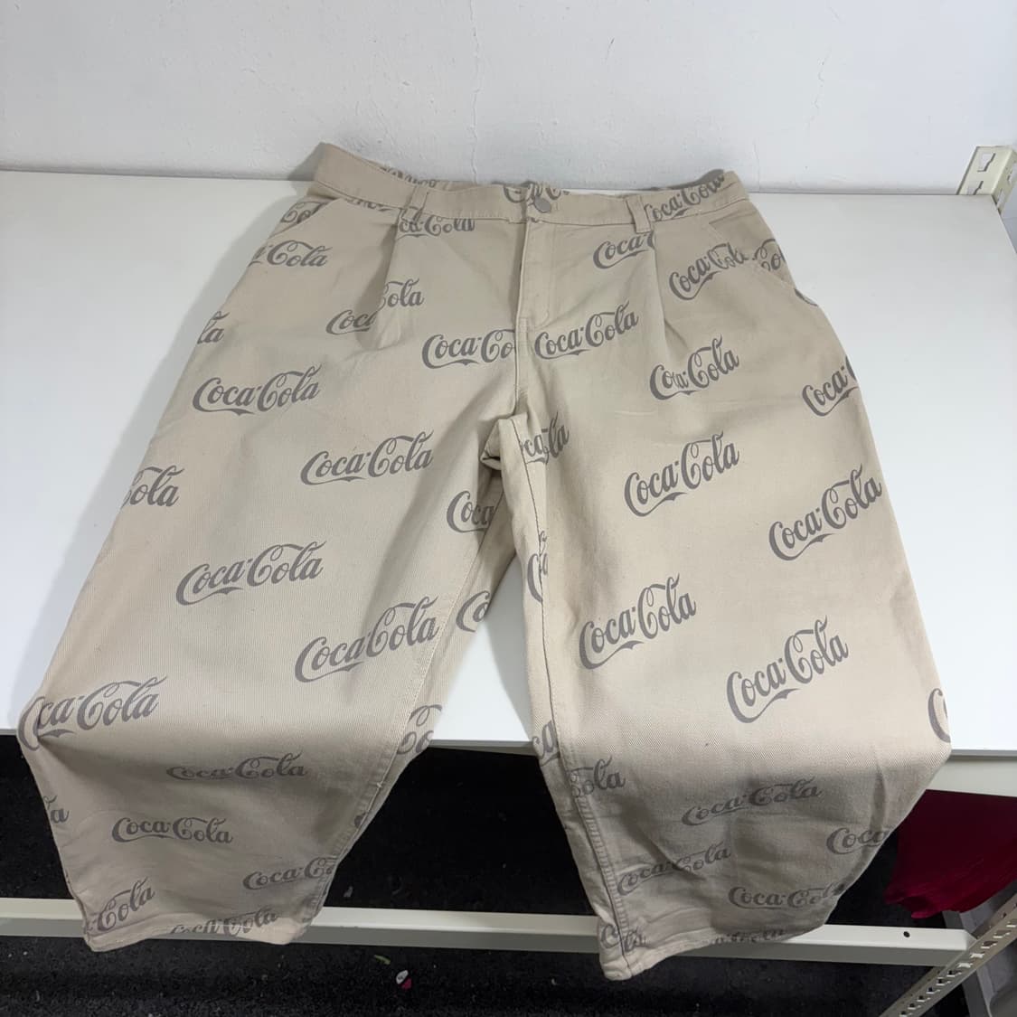 M H&M 라이트베이지 테이퍼드핏 원턱 코카콜라 치노팬츠 상품이미지2