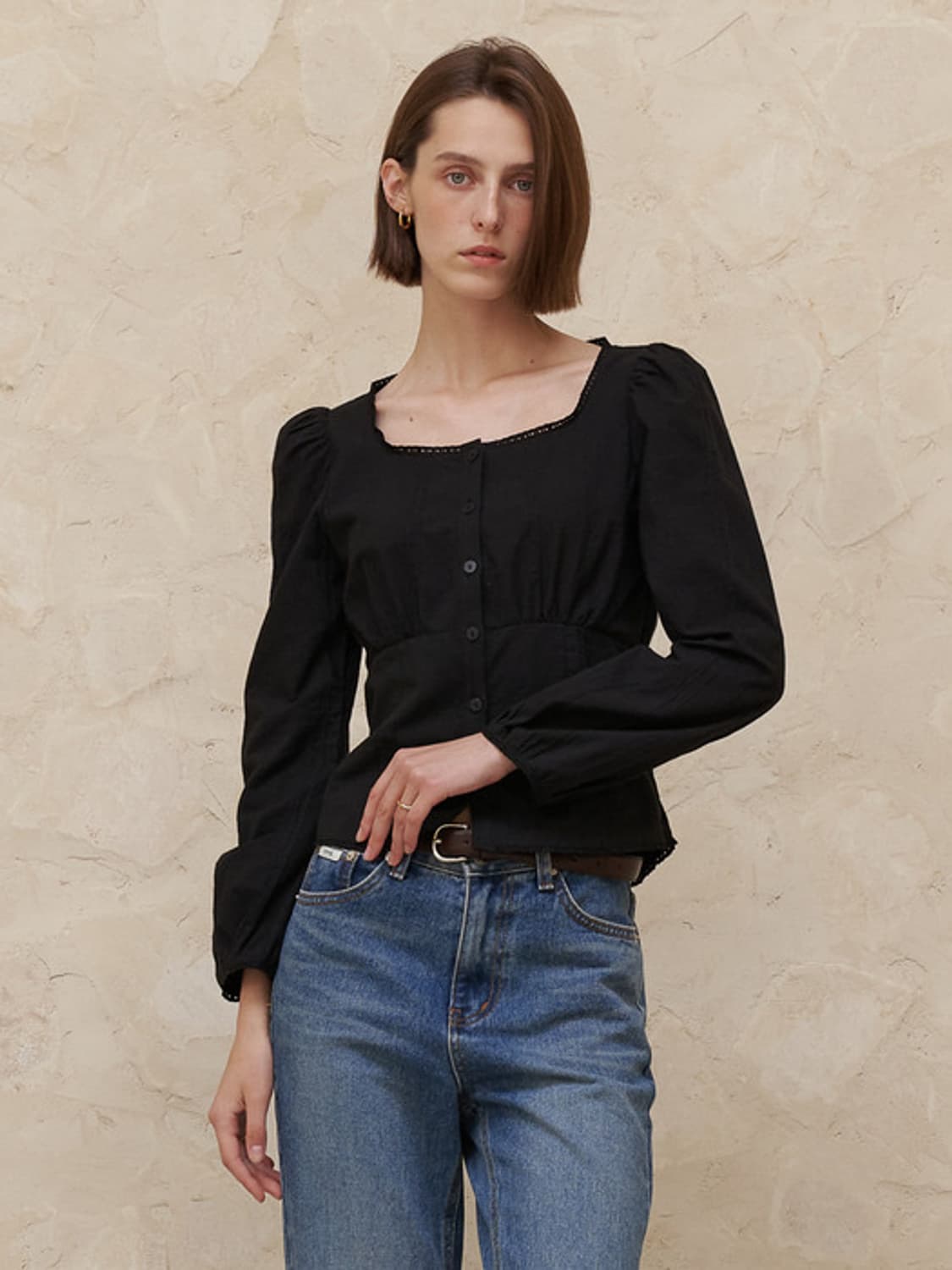 어몽 A SQUARE NECK LACE LONG SLEEVE BLOUSE 상품이미지5