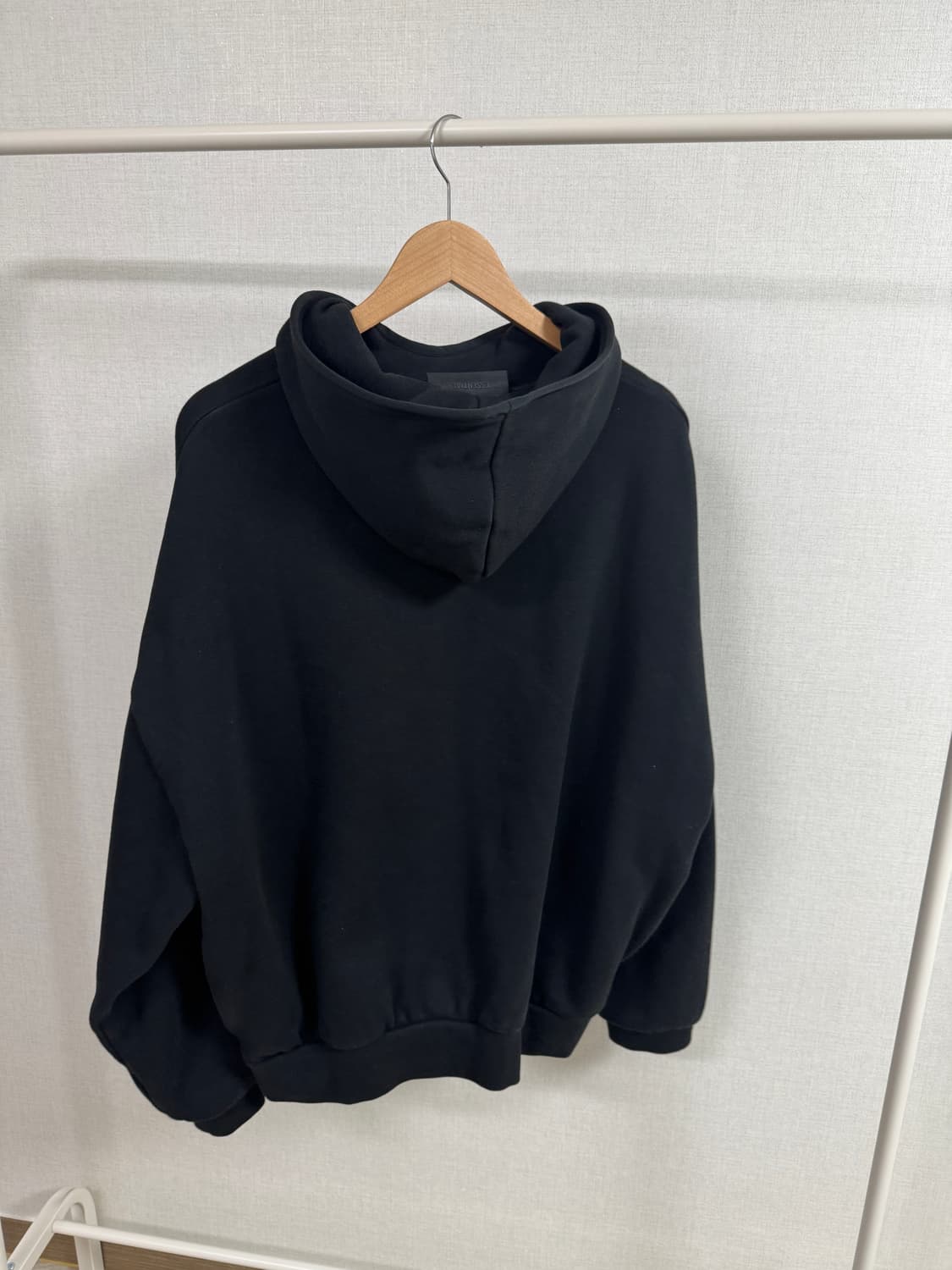 에센셜 후드티 블랙 상품이미지2