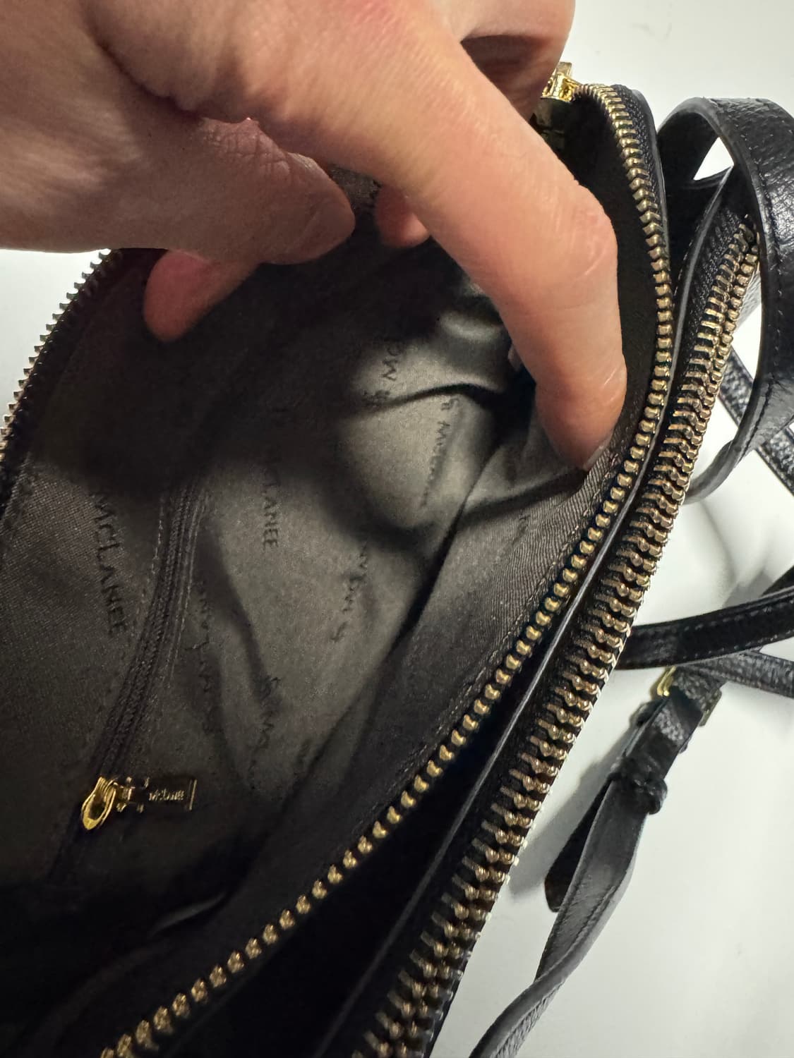 여성 맥끌라니 가죽 미니멀 크로스백 블랙 상품이미지5