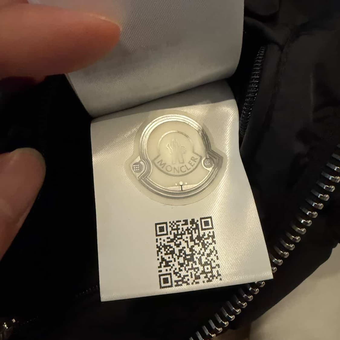 {새상품급/3} 몽클레어 아미오 바이커 패딩 블랙 상품이미지9