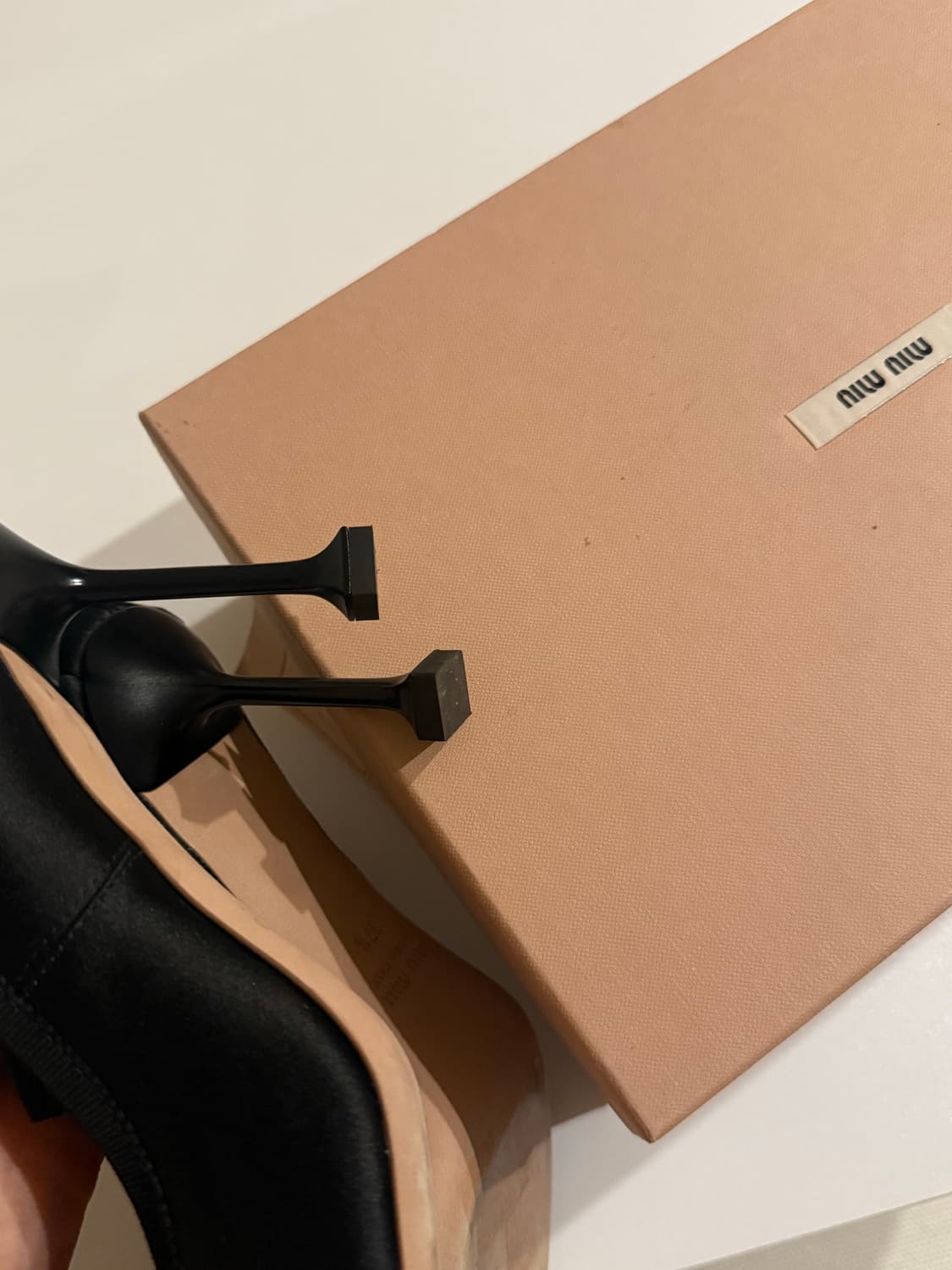 미우미우 새틴 발레리나 힐 37.5 상품이미지5