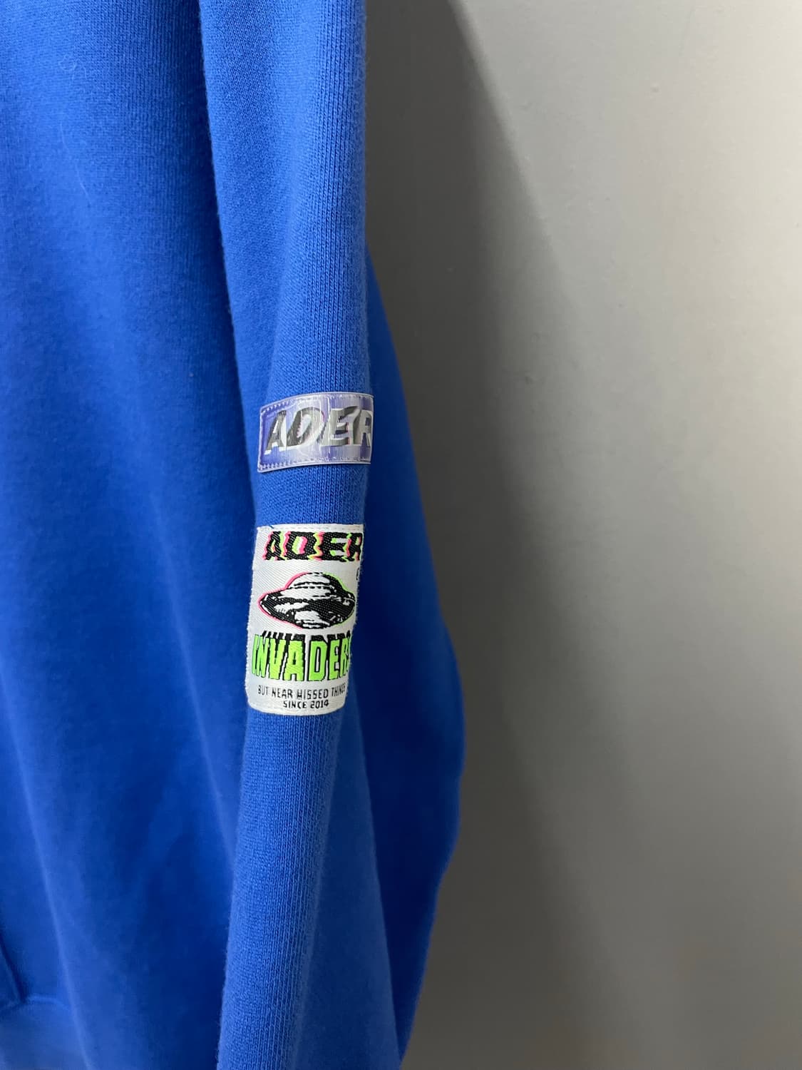 아더에러 블루 패치 맨투맨 H1971 상품이미지4