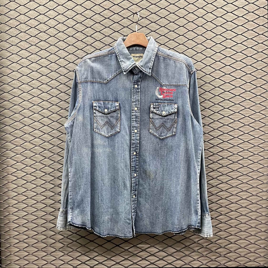 랭글러 웨스턴 데님 셔츠 투포켓 레터링 디테일 중청 상품이미지2