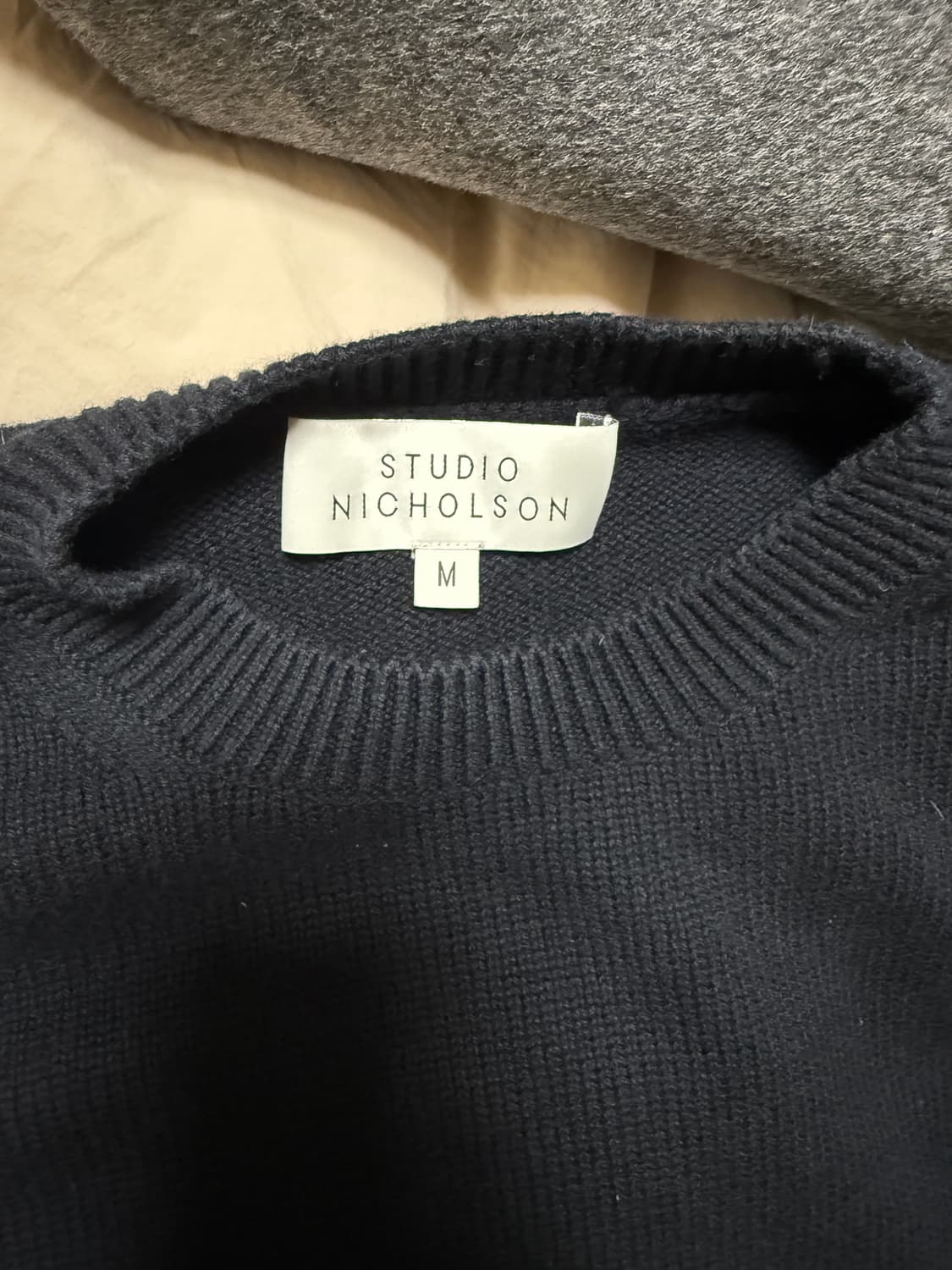 스튜디오 니콜슨 라운드넥 니트 다크 네이비 상품이미지2