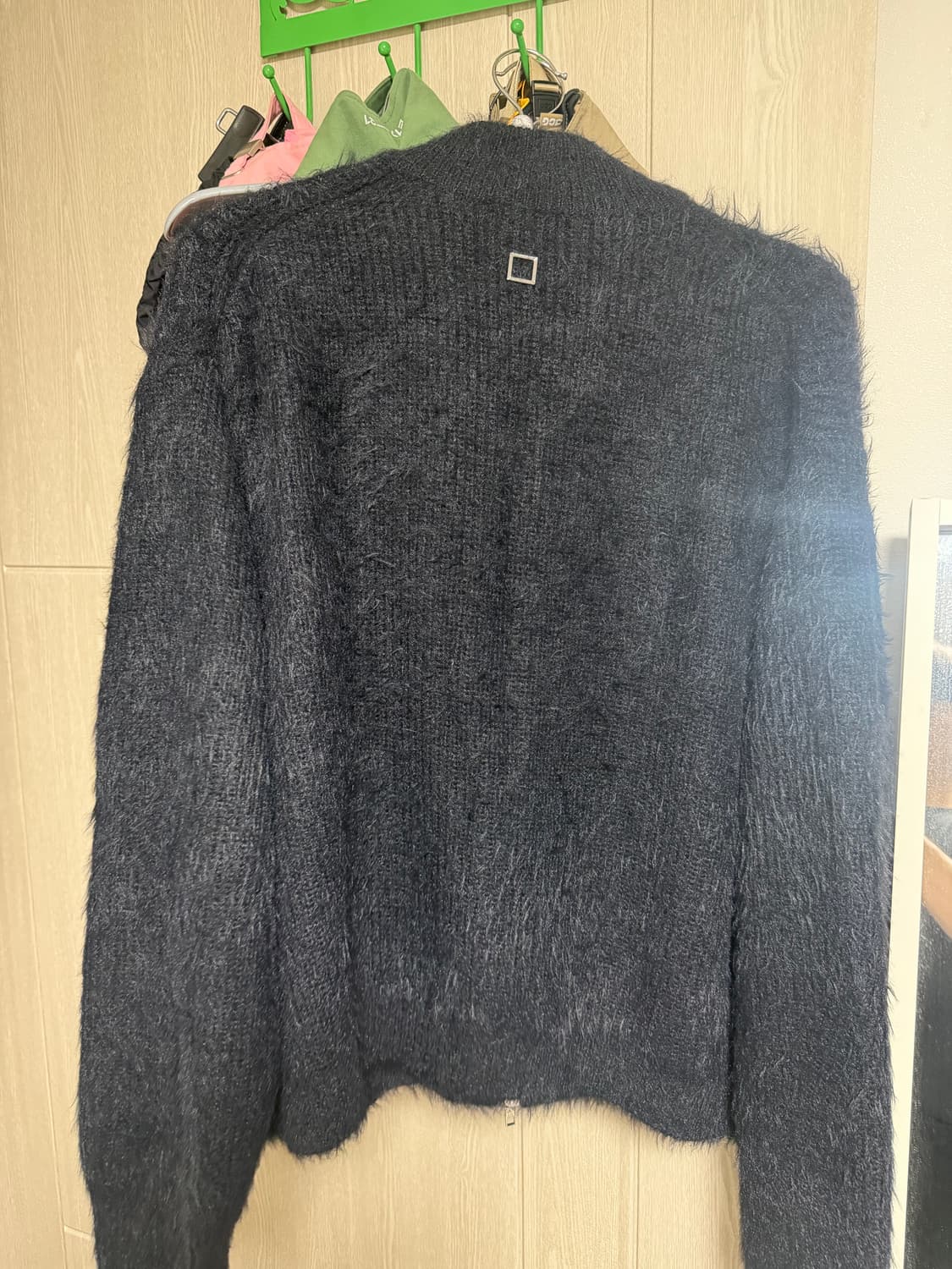 우영미24fw 네이비 헤어리 하이넥 판매합니다. 상품이미지2