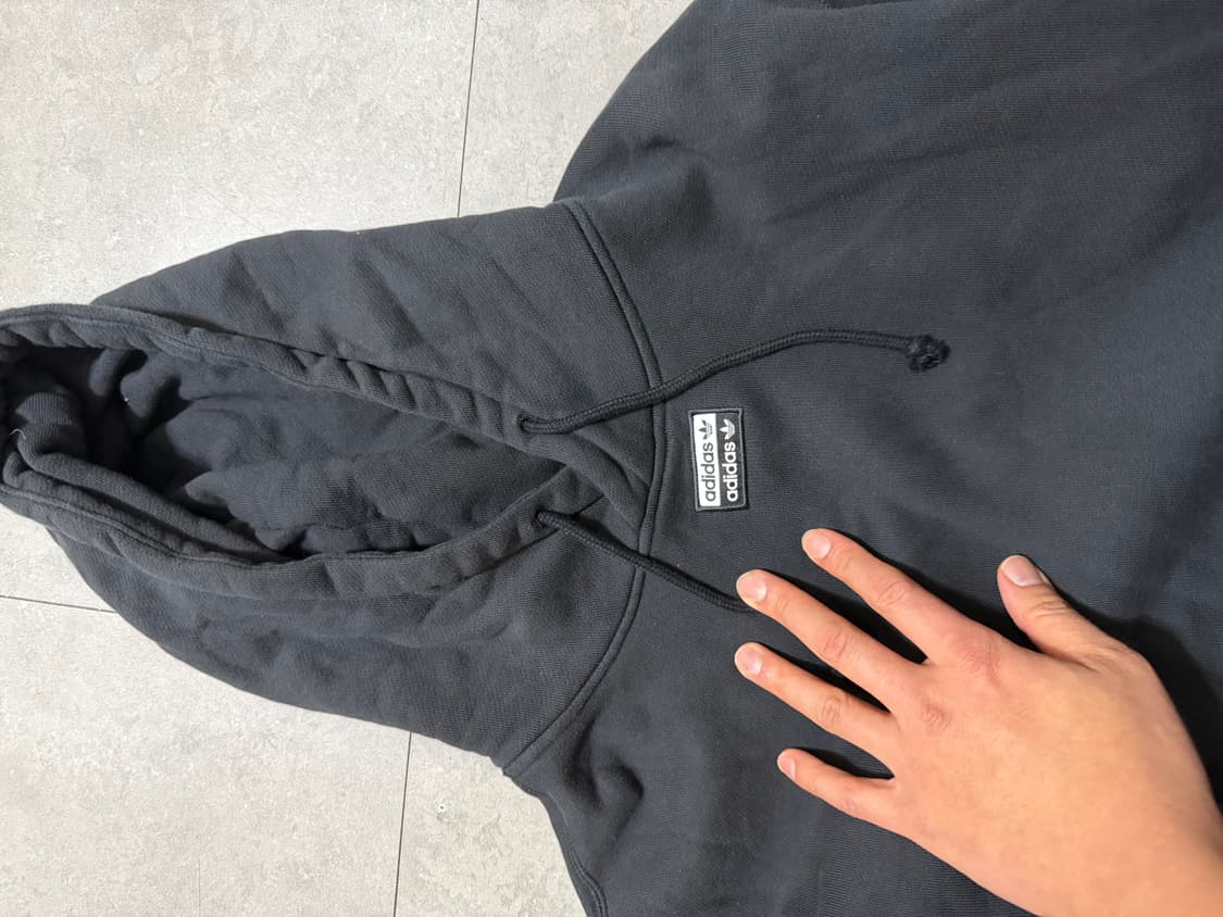 아디다스  블랙컬러 스몰로고패치 스웻후디 100size   상품이미지2