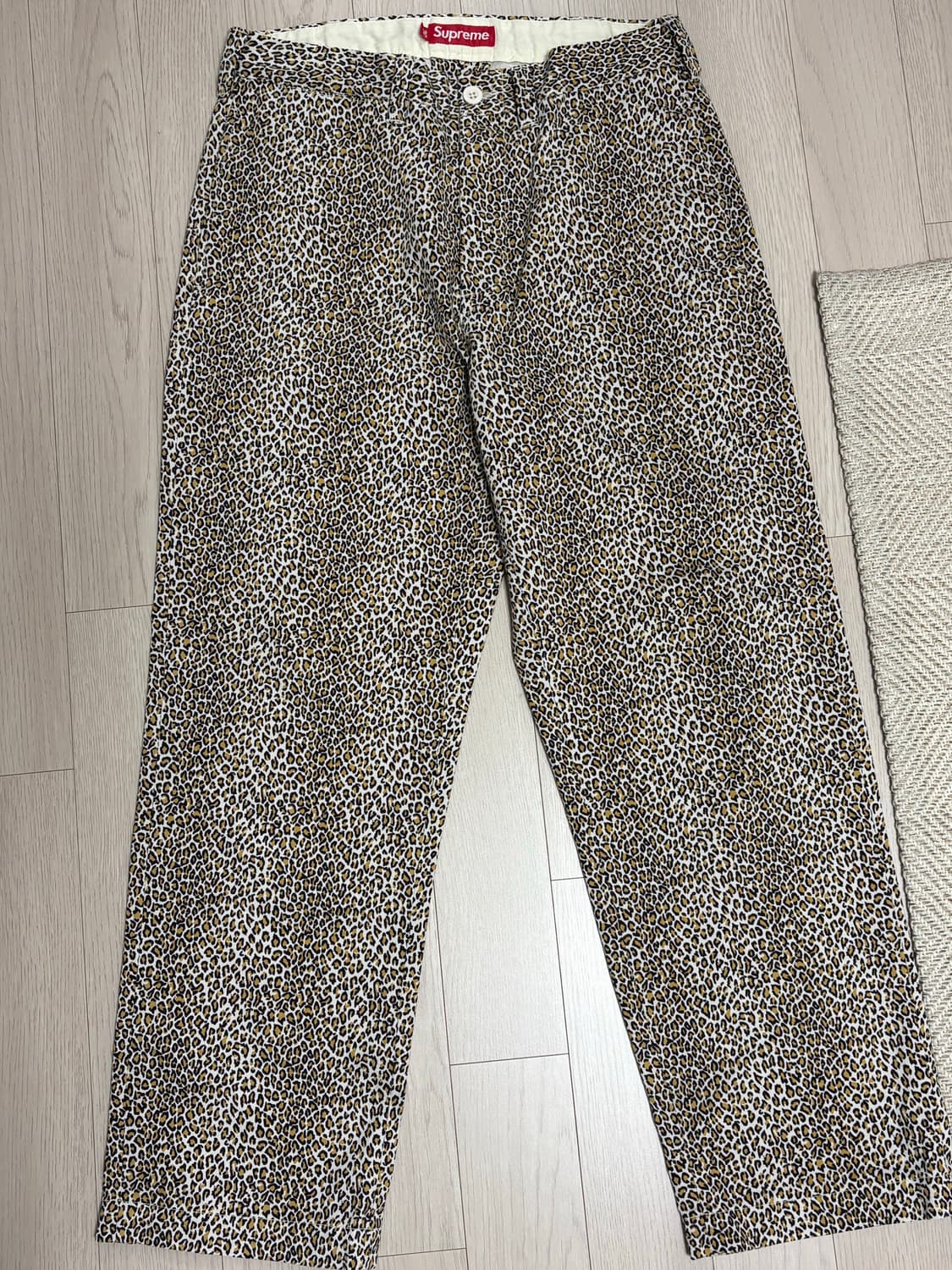 슈프림 25fw 레오파드 핀업걸 치노 30 상품이미지3