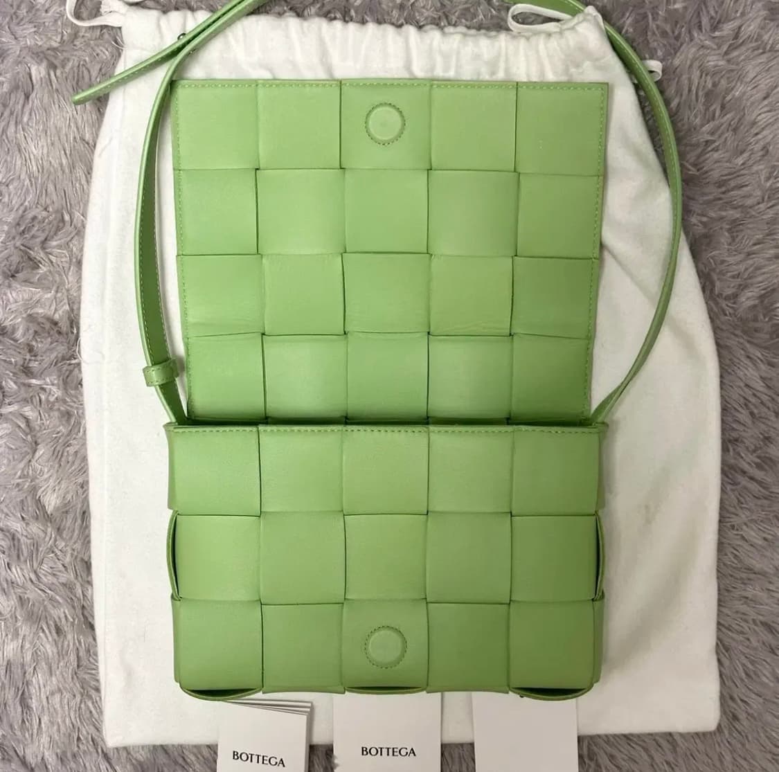 [풀구성] 보테가베네타 램스킨 카세트백 미듐 연두 상품이미지3