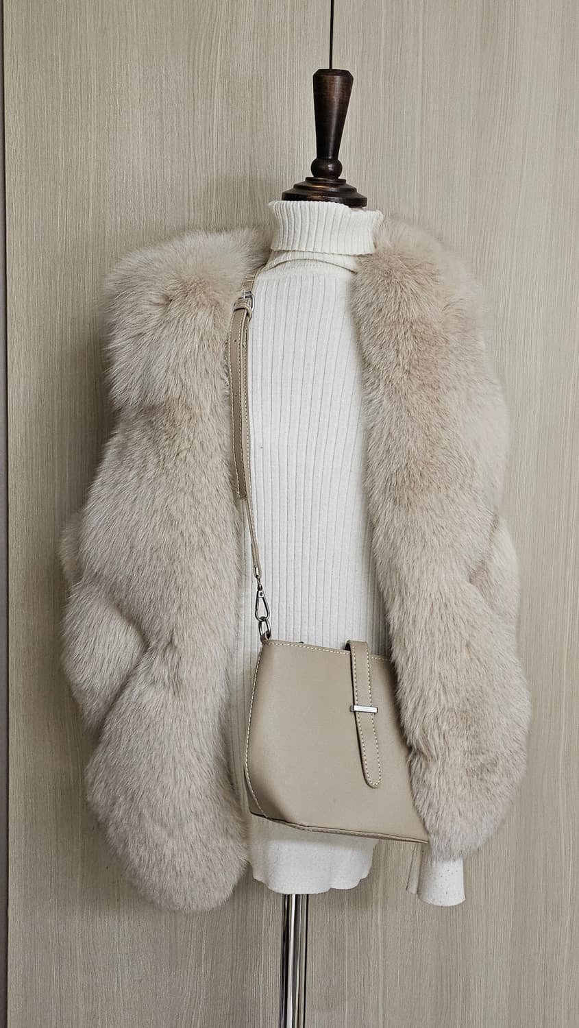 애쉬브라운 시가폭스 페이크퍼 베스트 (M) 55~66 시착 새상품 상품이미지3