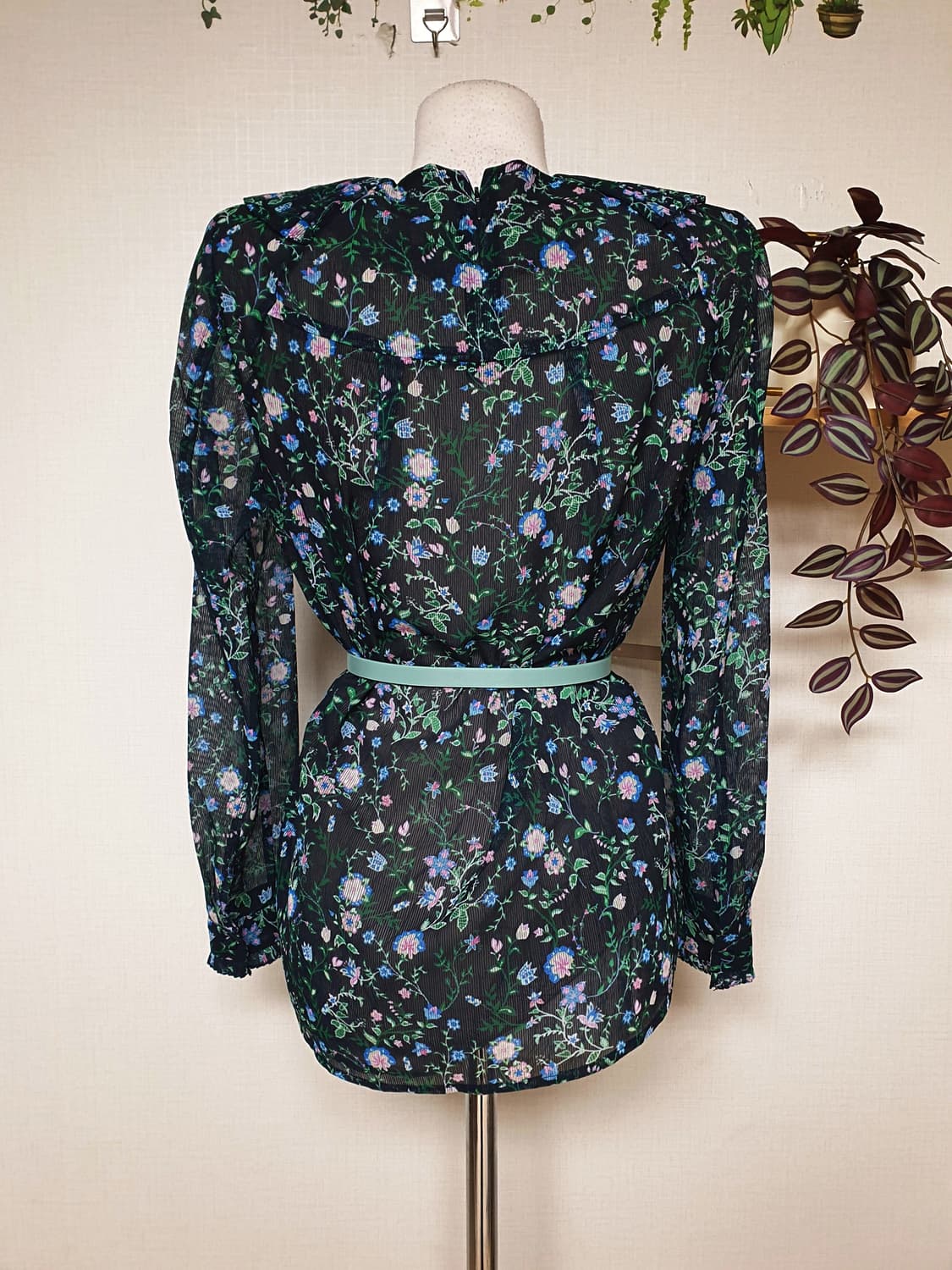 ENC 플리츠 블라우스 플라워 55 네이비 상품이미지4