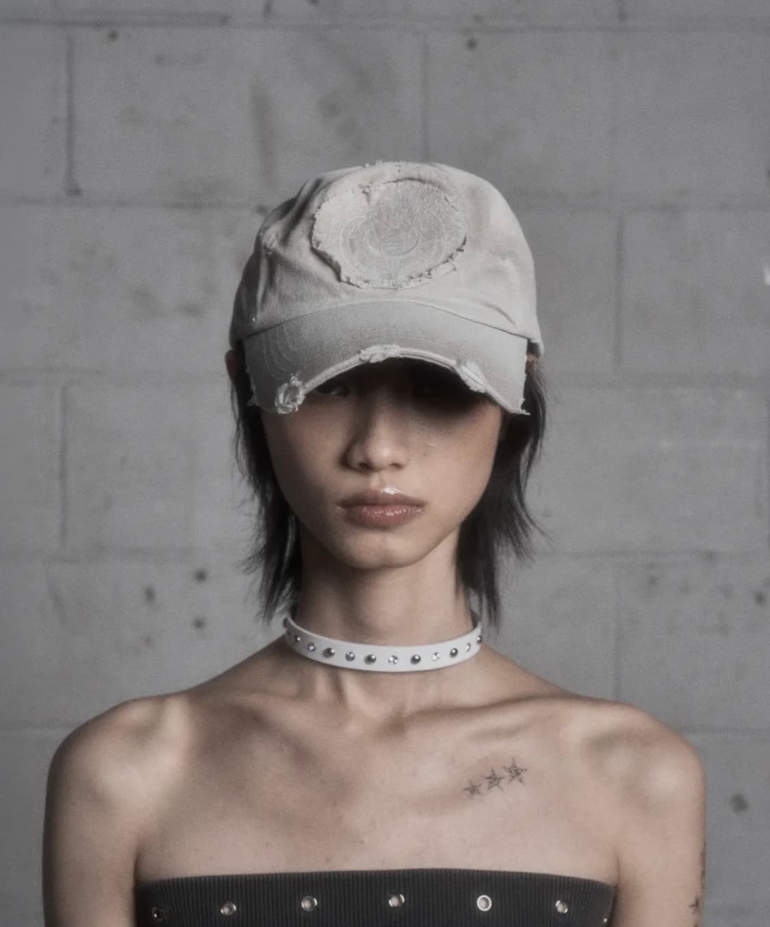 런던파퓸스 아카이브 DISTRESSED APPLIQUE CAP IVORY 상품이미지1