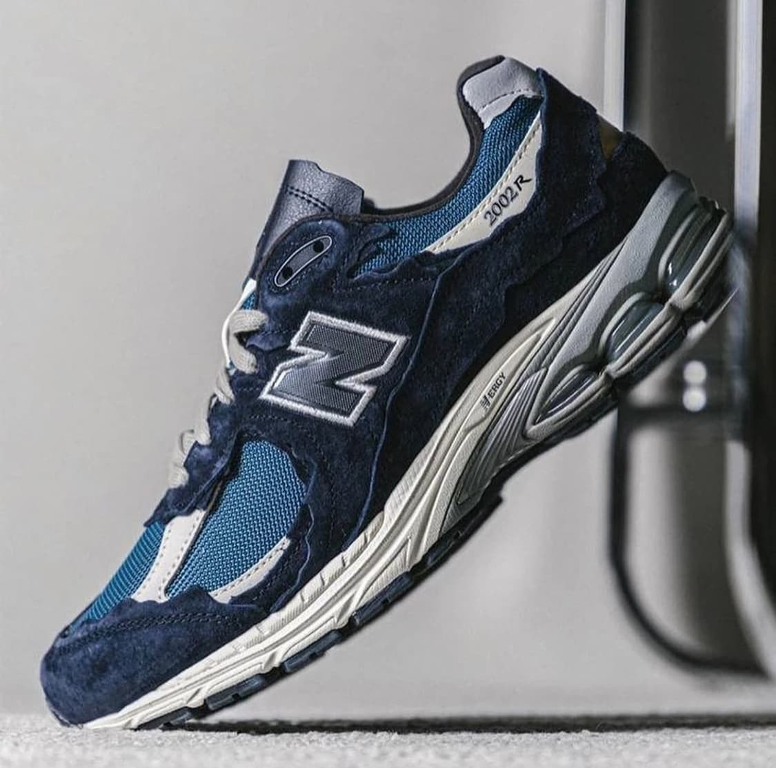 [255]뉴발란스 2002R 프로텍션팩 다크 네이비 상품이미지4