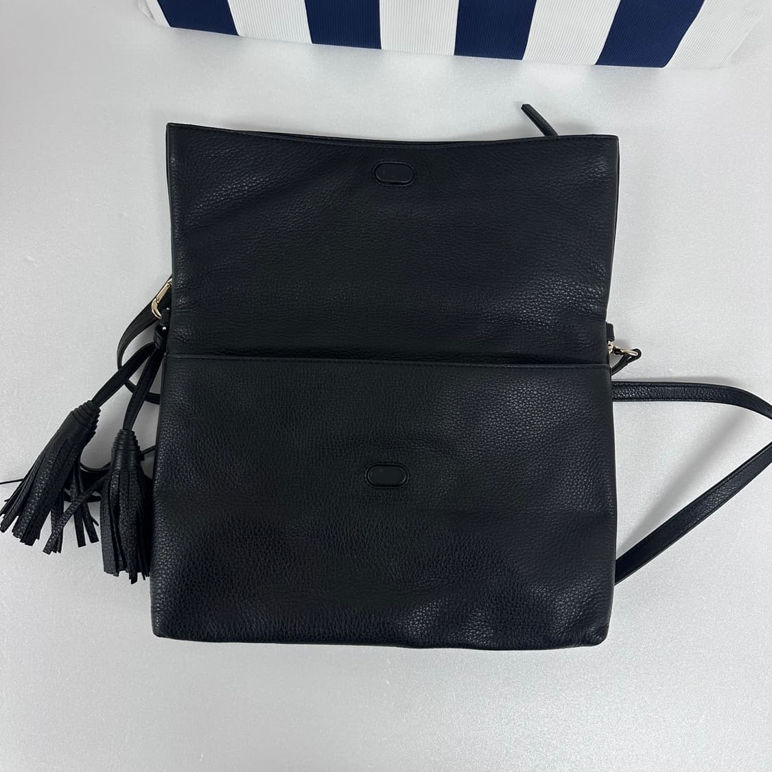 토리버치 블랙 가죽 테슬 크로스백 클러치형 가방 상품이미지7