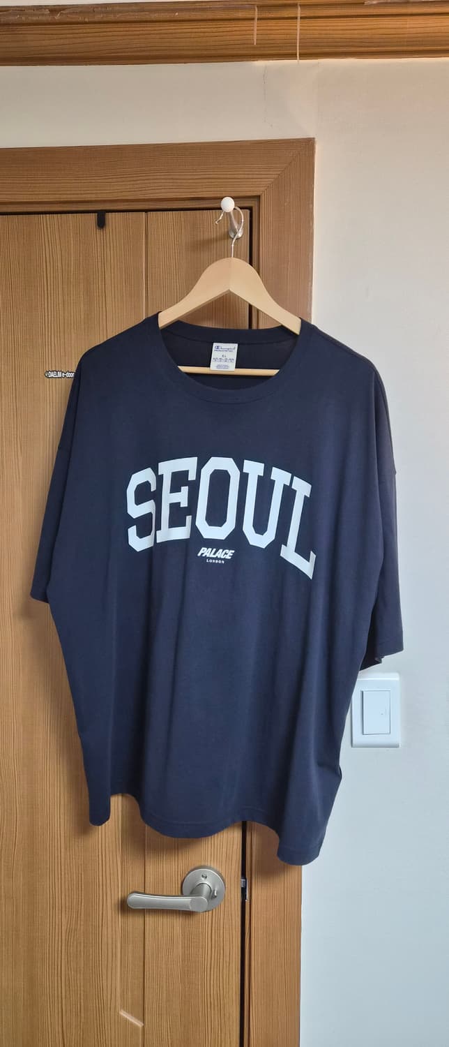 팔라스 x 챔피온 샵 티셔츠 서울 네이비 - 25SS 상품이미지1